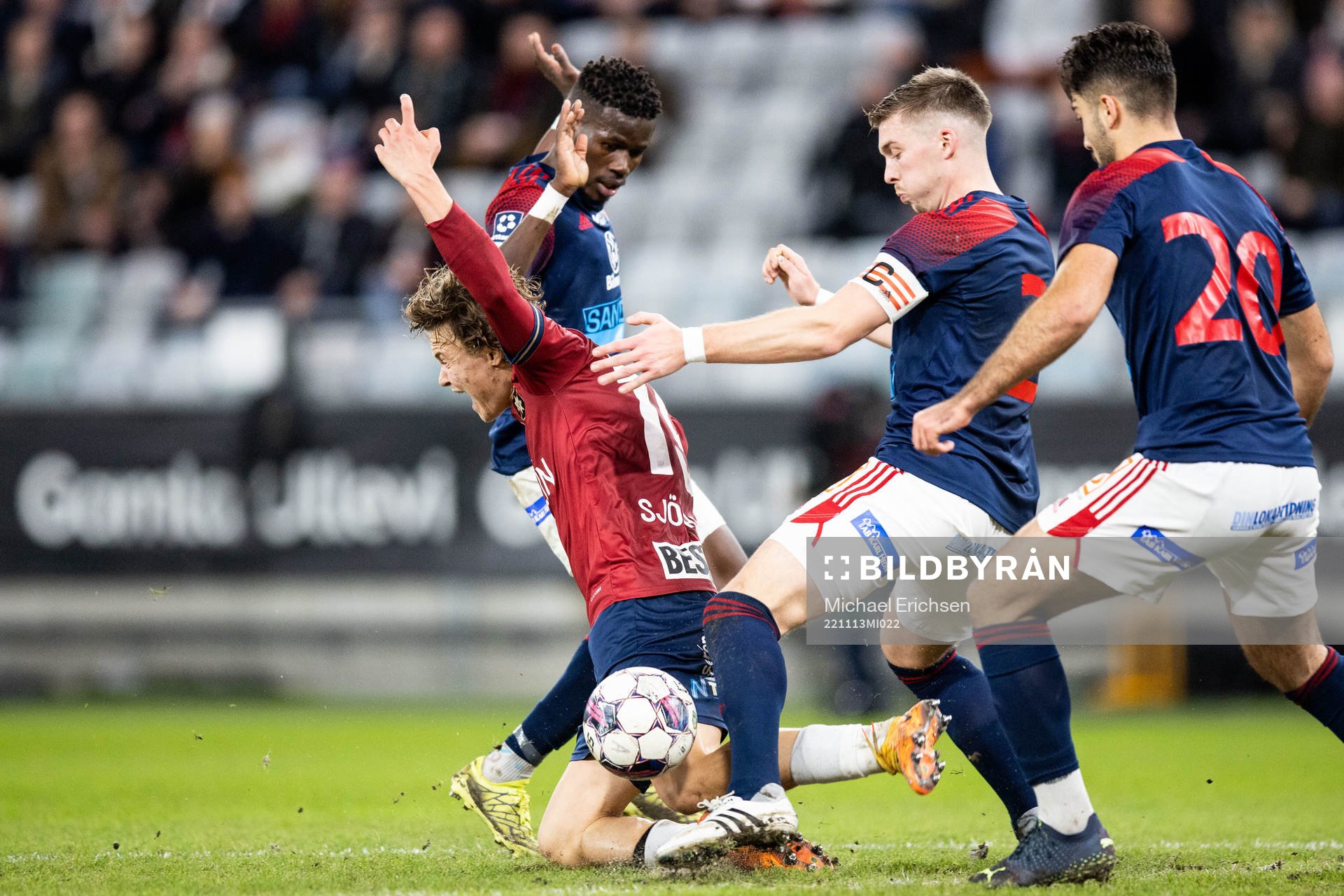 Örgrytes Herman Sjögrell och Sandvikens IFs Gustav Thörn och Ahmad Faqa under den avgörande fotbollsmatchen i kvalet till Superettan mellan Örgryte och Sandvikens IF den 13 november 2022 i Göteborg.