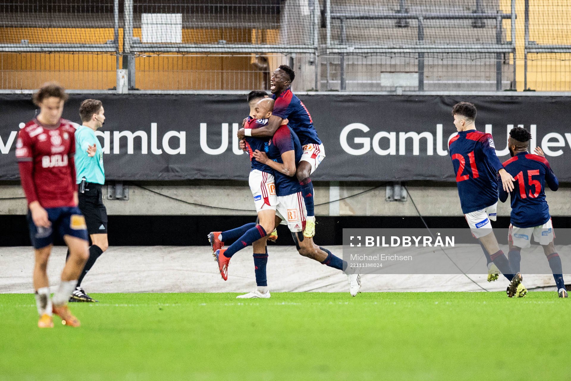 Sandvikens IFs Jabir Abdihakim Ali jublar med lagkamrater efter 1-3 under den avgörande fotbollsmatchen i kvalet till Superettan mellan Örgryte och Sandvikens IF den 13 november 2022 i Göteborg.
