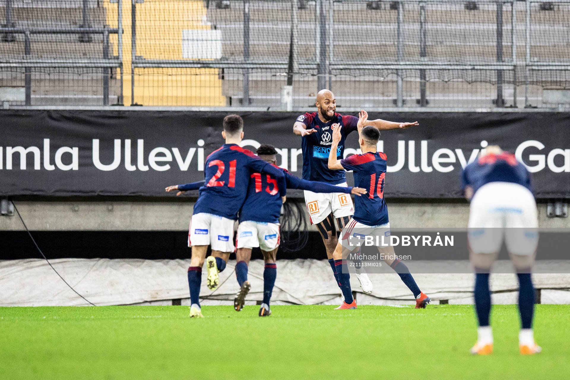 Sandvikens IFs Jabir Abdihakim Ali jublar med lagkamrater