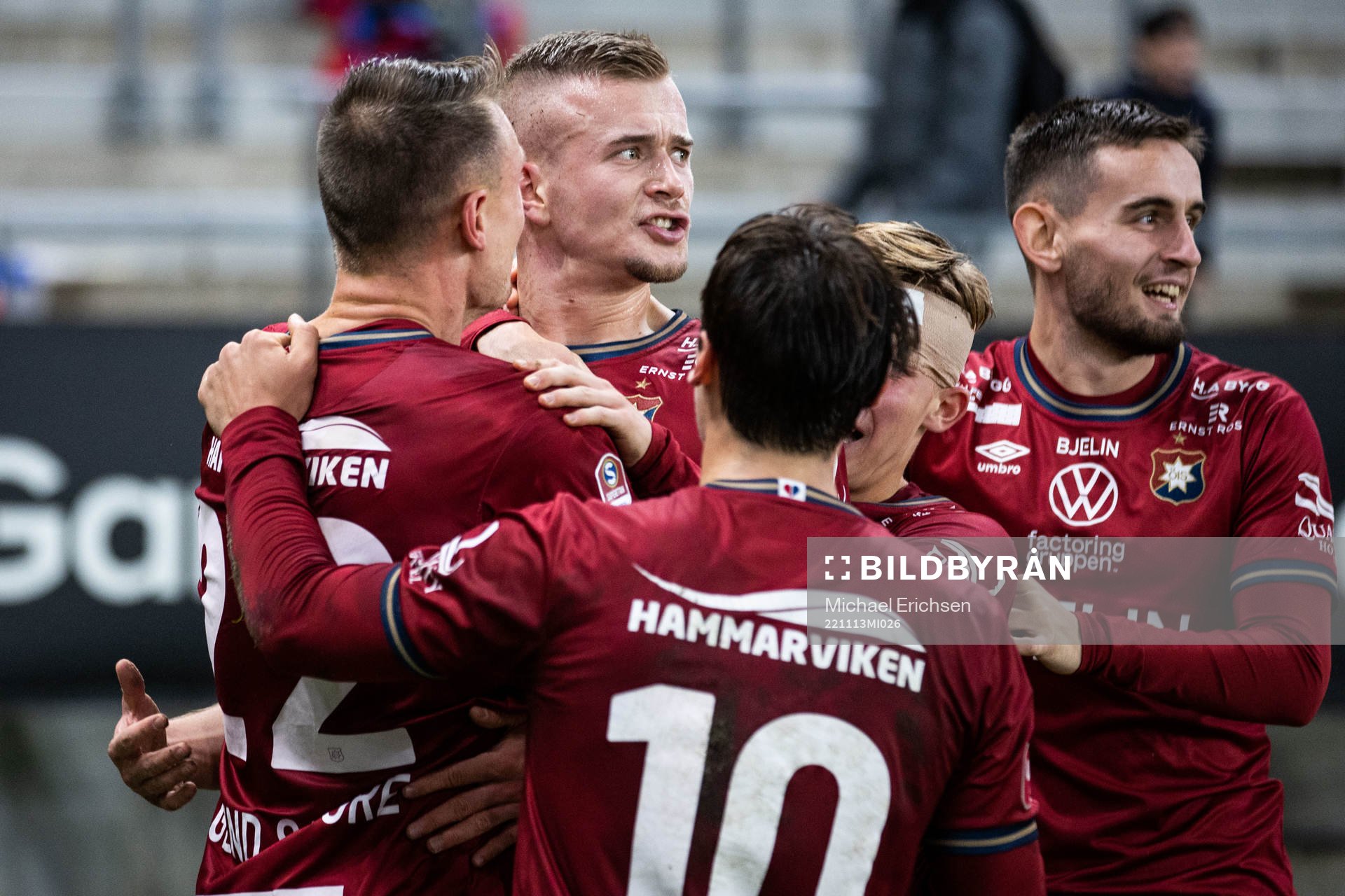 Örgrytes Alexander Ahl Holmström jublar med lagkamrater