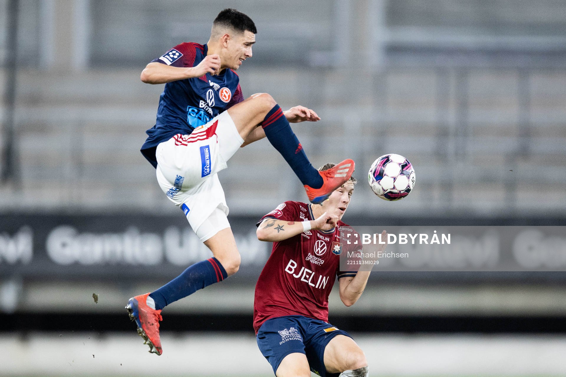 Sandvikens IFs Danilo Al-Saed och Örgrytes Anton Andreasson under den avgörande fotbollsmatchen i kvalet till Superettan mellan Örgryte och Sandvikens IF den 13 november 2022 i Göteborg.