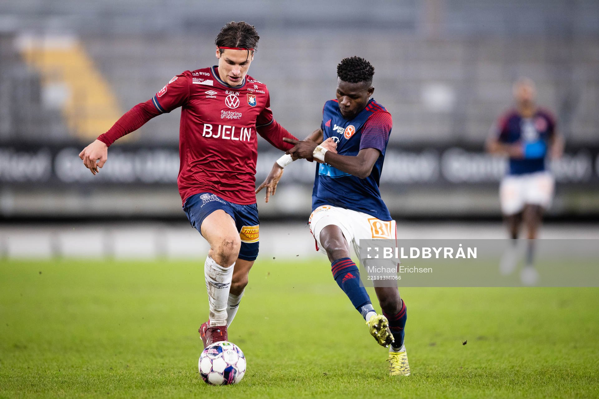 Örgrytes Kevin Ackermann och Sandvikens IFs Mamadou Kouyate under den avgörande fotbollsmatchen i kvalet till Superettan mellan Örgryte och Sandvikens IF den 13 november 2022 i Göteborg.