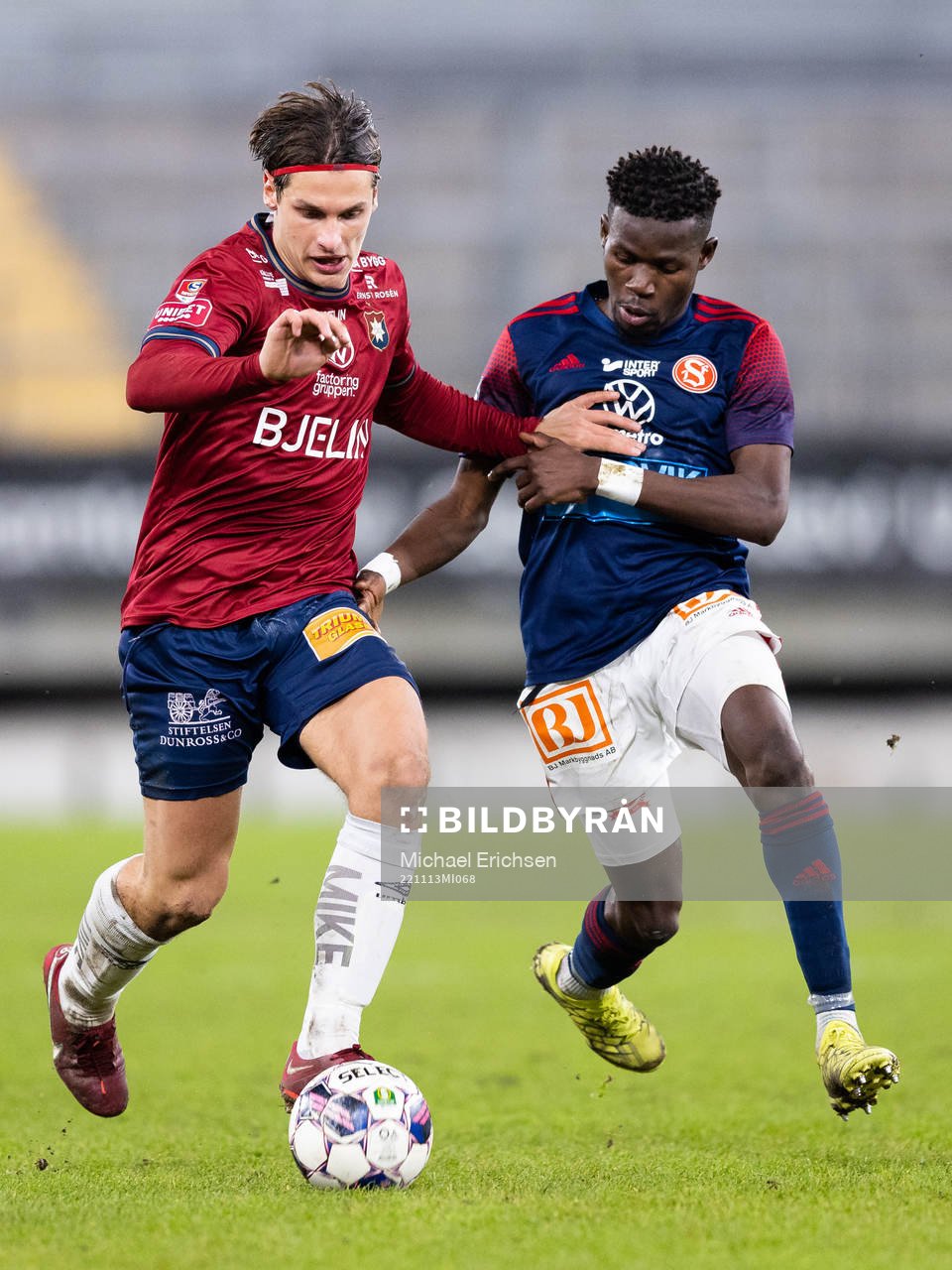 Örgrytes Kevin Ackermann och Sandvikens IFs Mamadou Kouyate