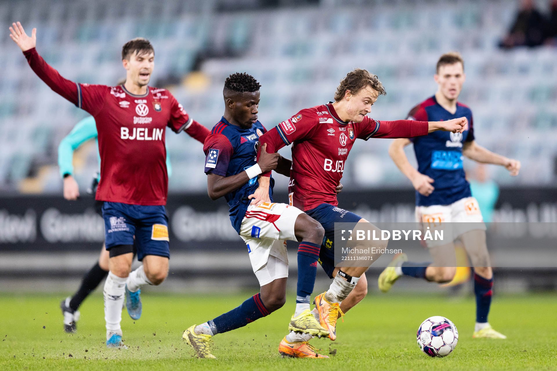 Sandvikens IFs Mamadou Kouyate och Örgrytes Herman Sjögrell under den avgörande fotbollsmatchen i kvalet till Superettan mellan Örgryte och Sandvikens IF den 13 november 2022 i Göteborg.