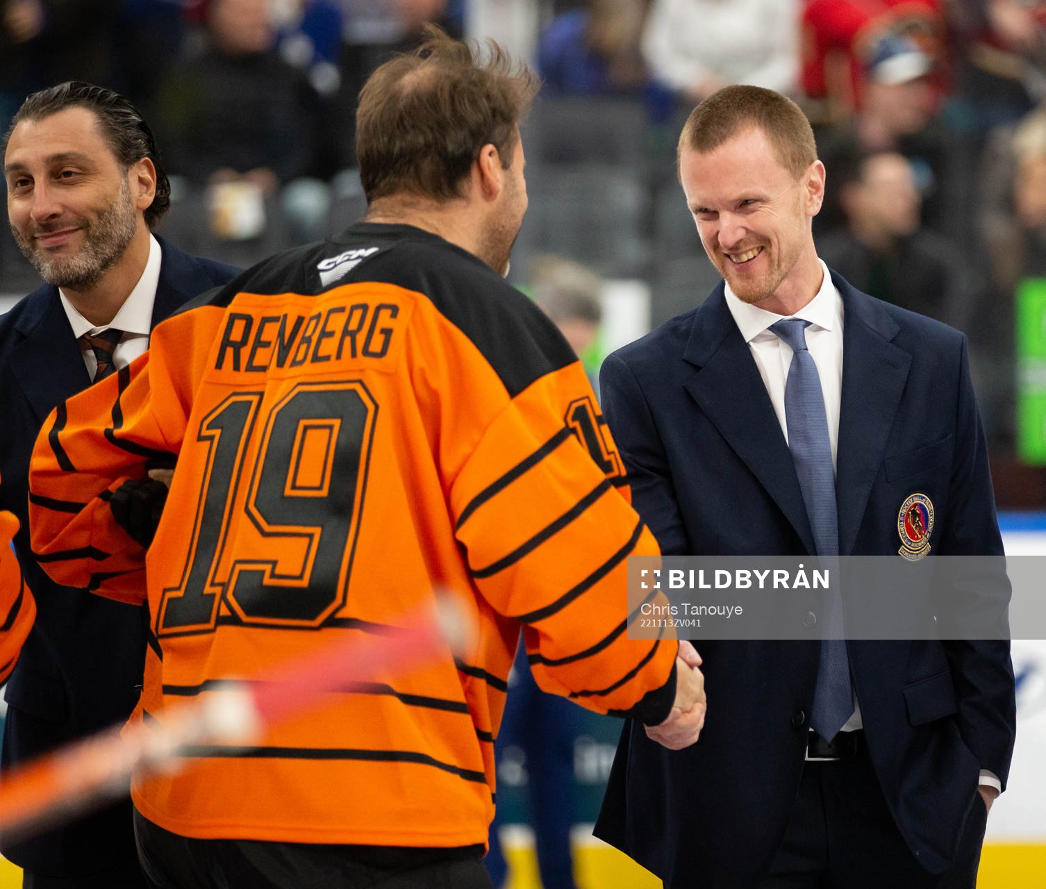 Mikael Renberg shakes hands with Henrik Sedin