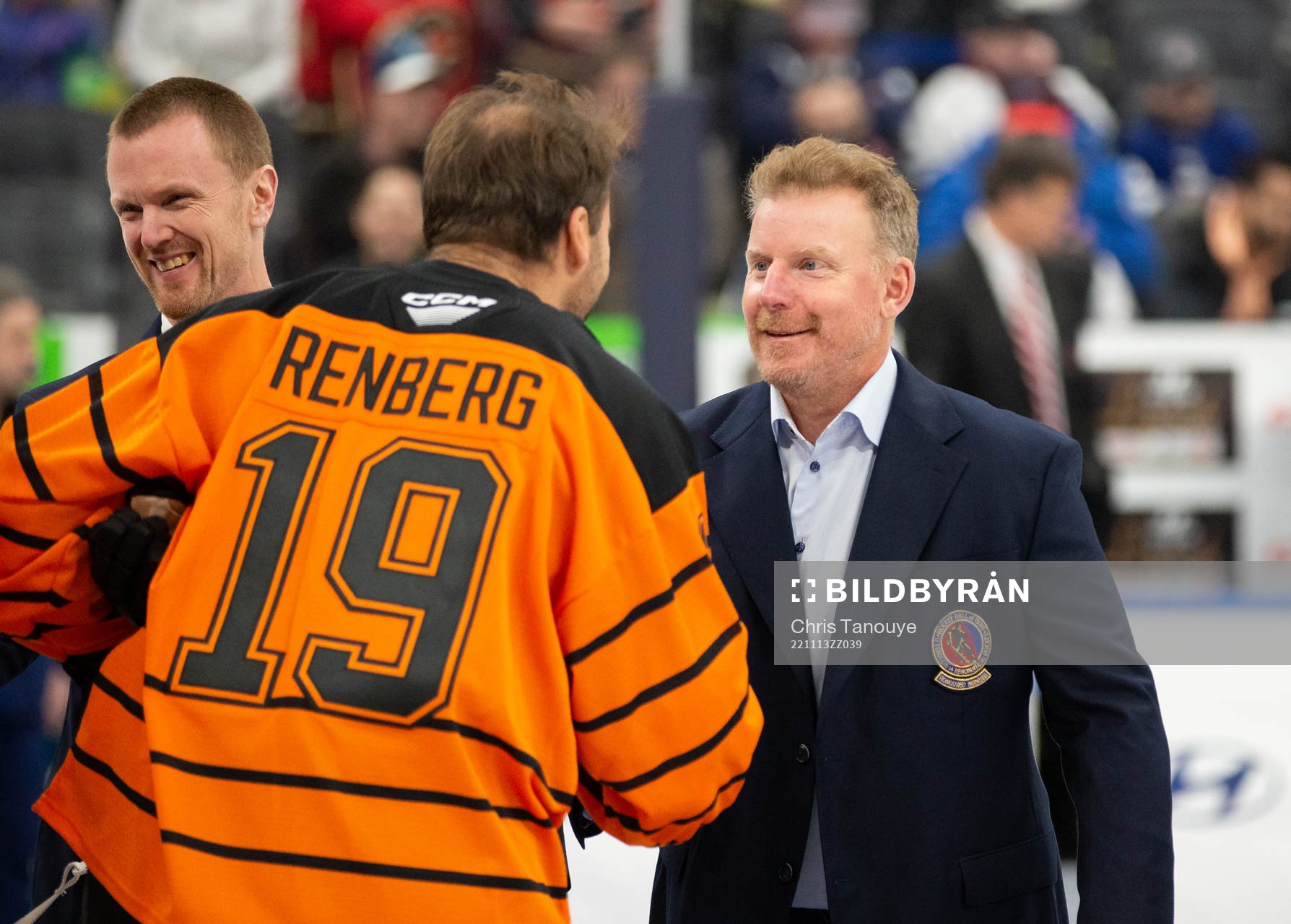 Mikael Renberg shakes hands with Daniel Alfredsson