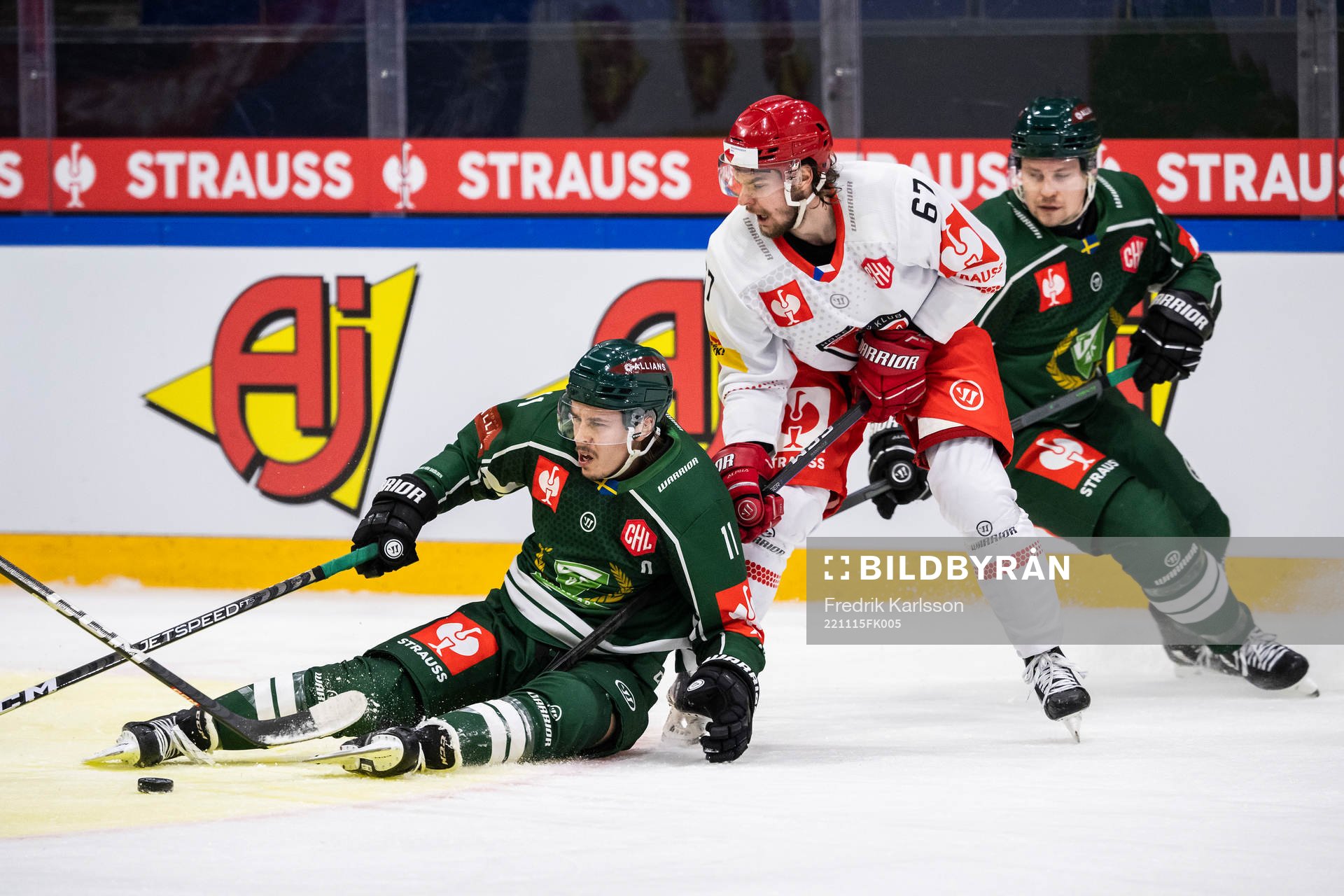 Joakim Nygård of Färjestad and Kelly klima of Mountfield