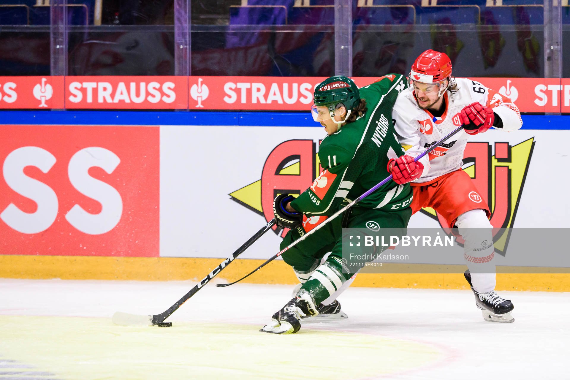 Joakim Nygård of Färjestad and Kelly klima of Mountfield