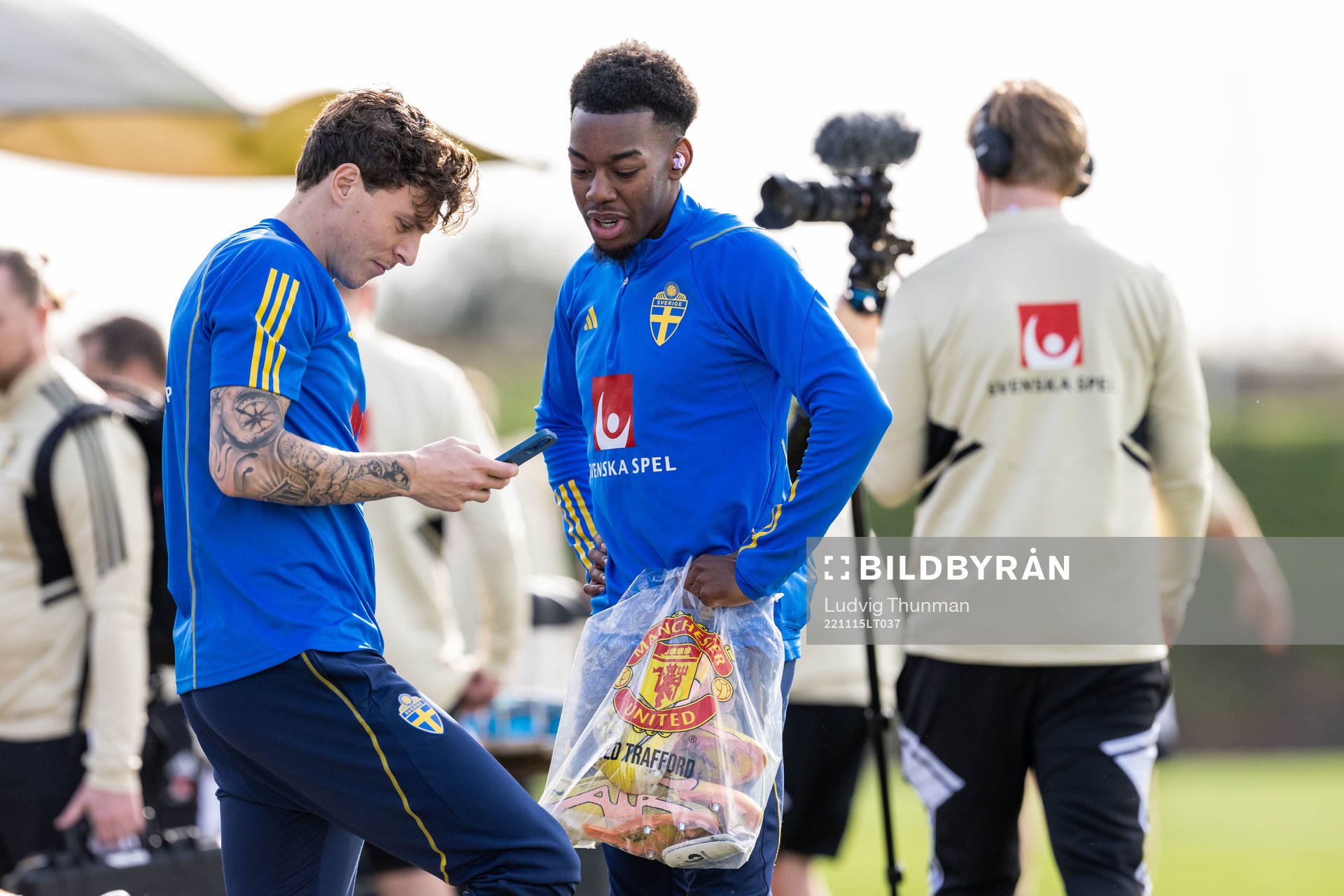 Victor Nilsson Lindelöf and Anthony Elanga of the Swedish