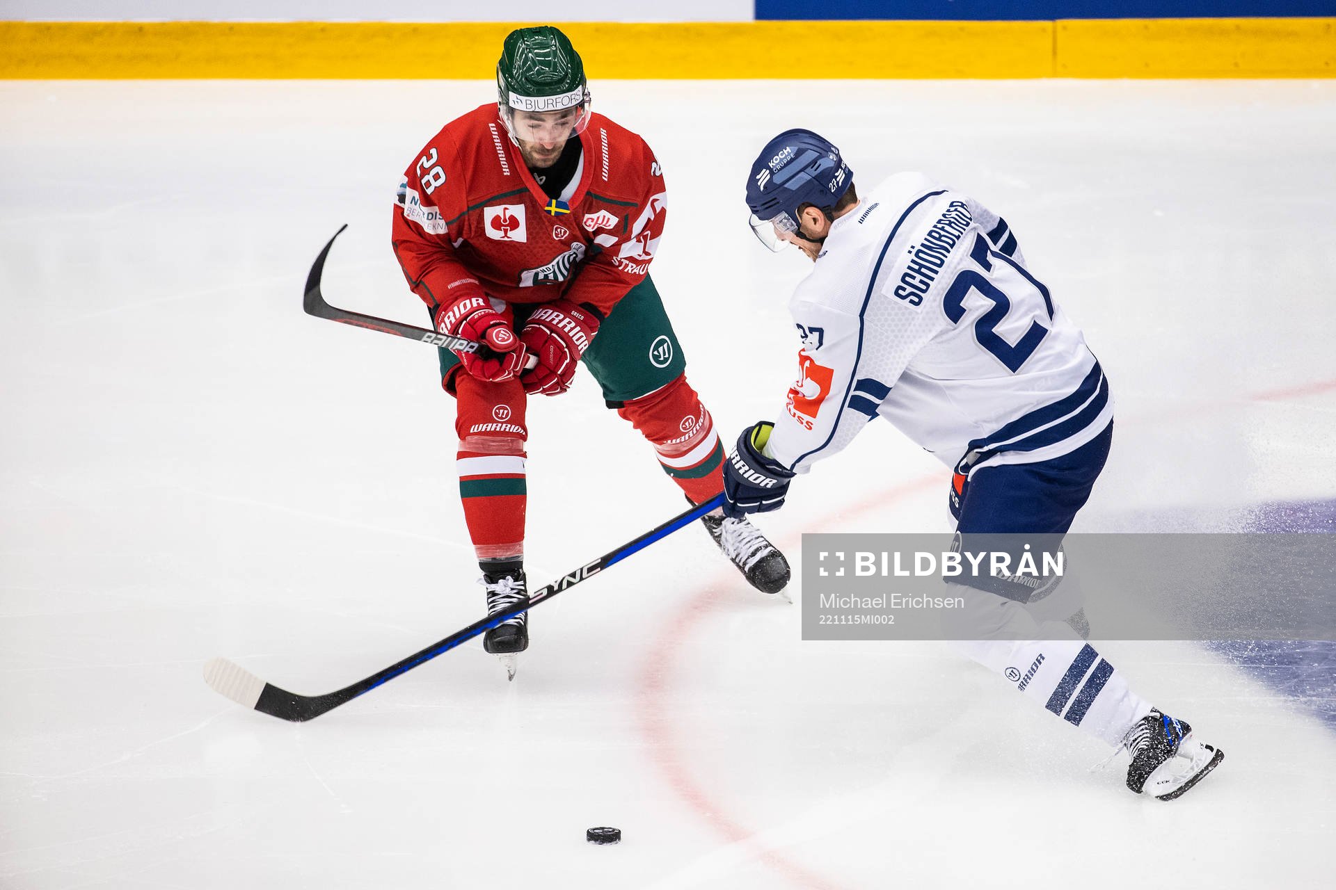 Anthony Greco of Frölunda and Sandro Schönberger