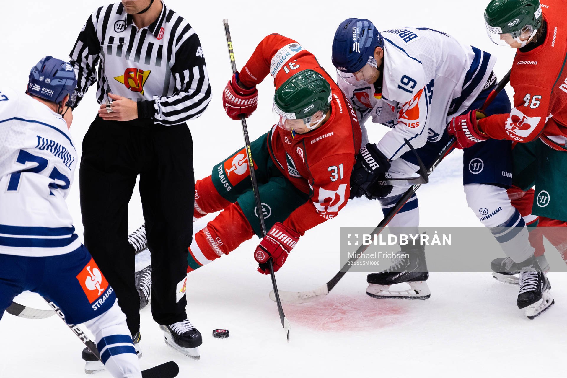 Nicklas Lasu of Frölunda and Tim Brunnhuber of Straubing