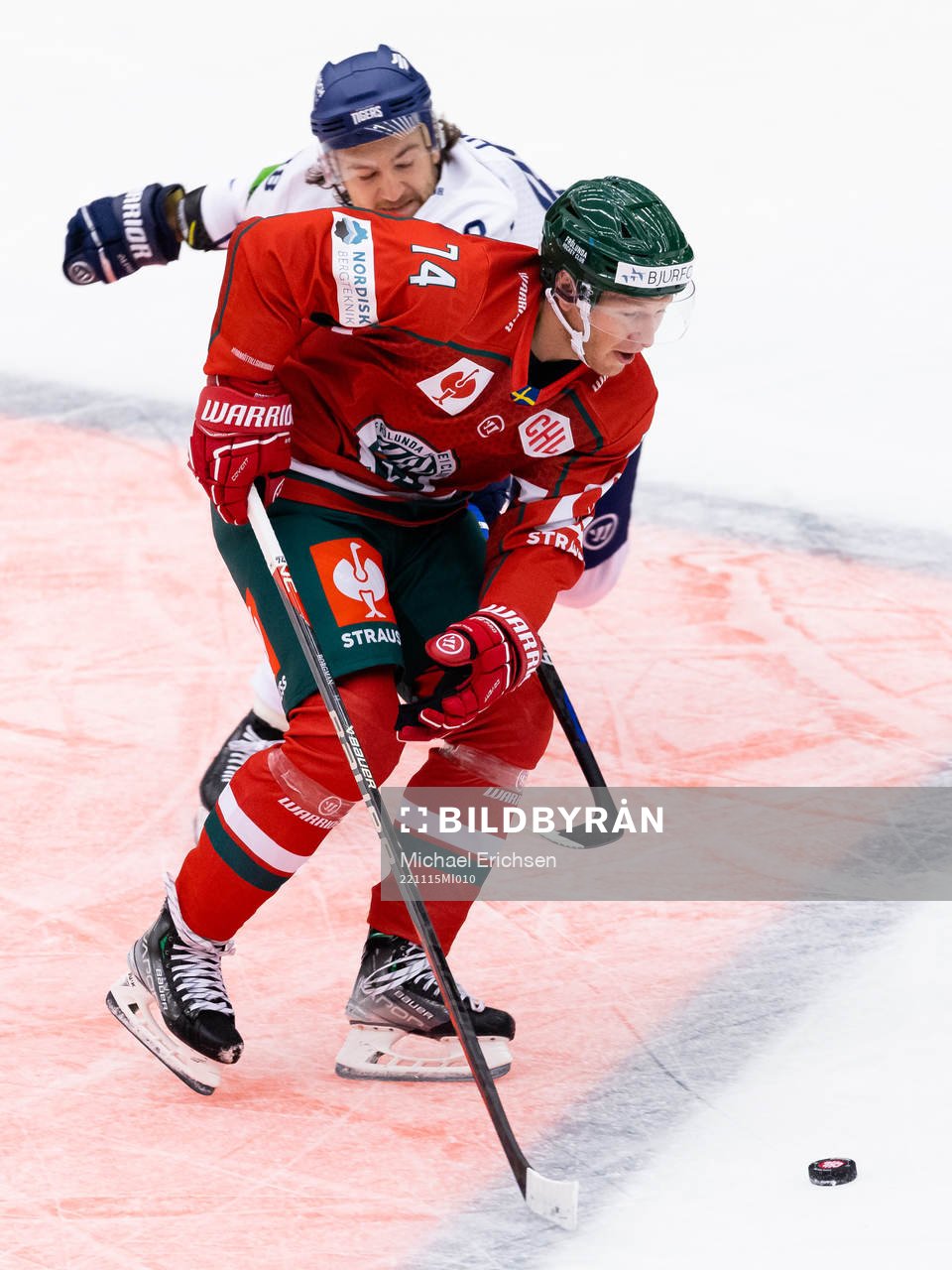 JC Lipon of Straubing Tigers and Andreas Borgman of