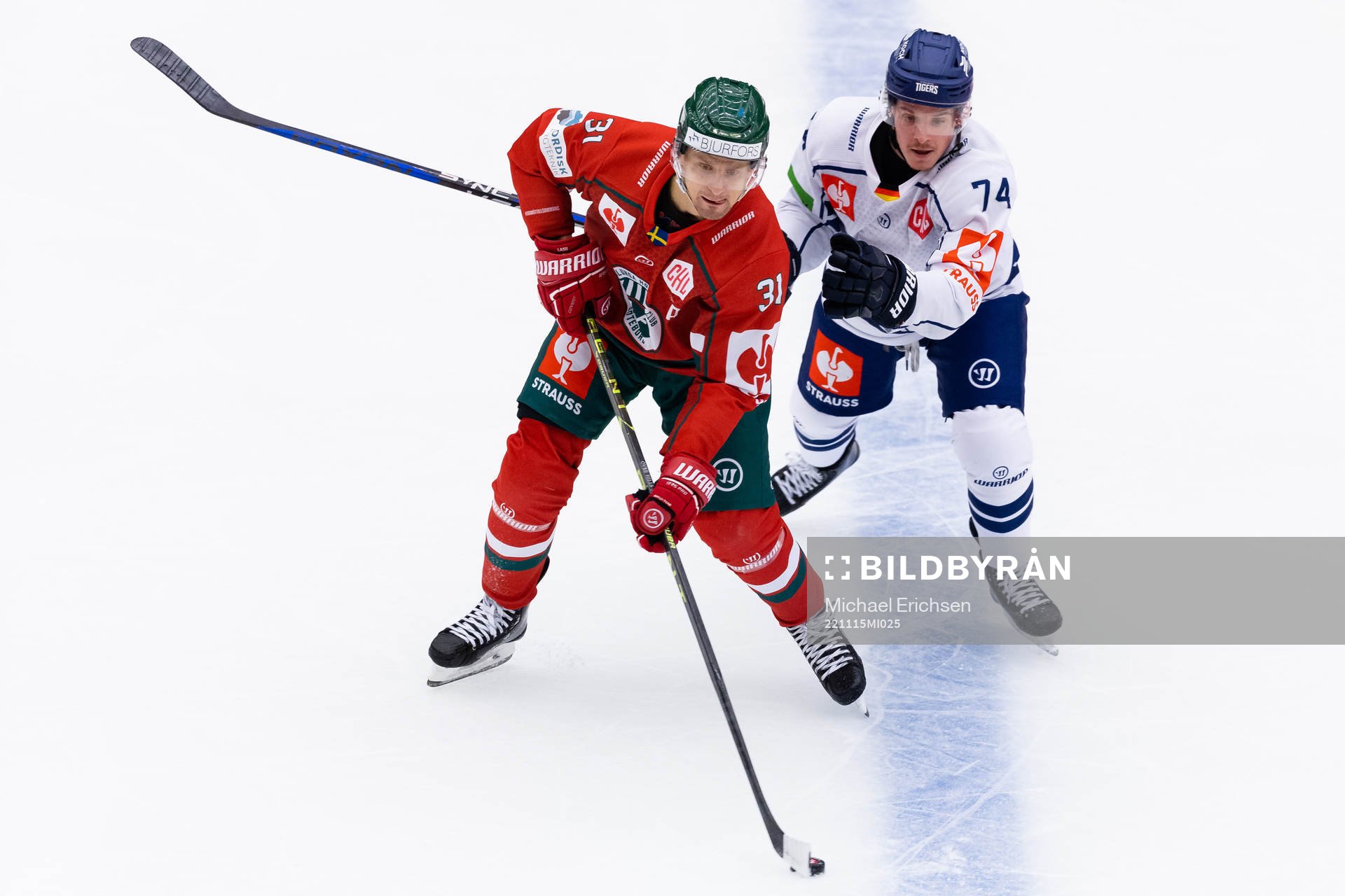 Nicklas Lasu of Frölunda and Travis St. Denis of Straubing