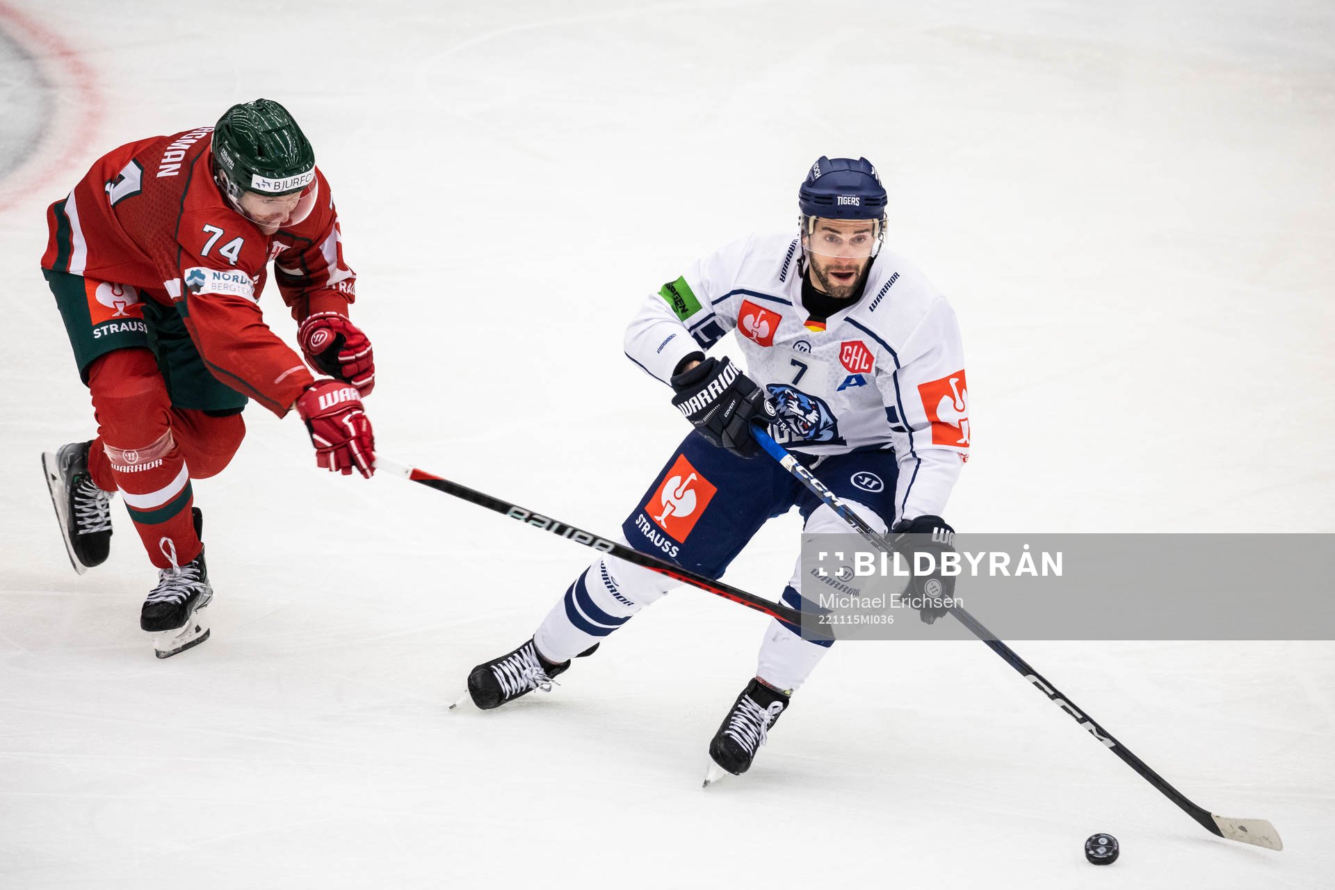Andreas Borgman of Frölunda and Taylor Leier Straubing