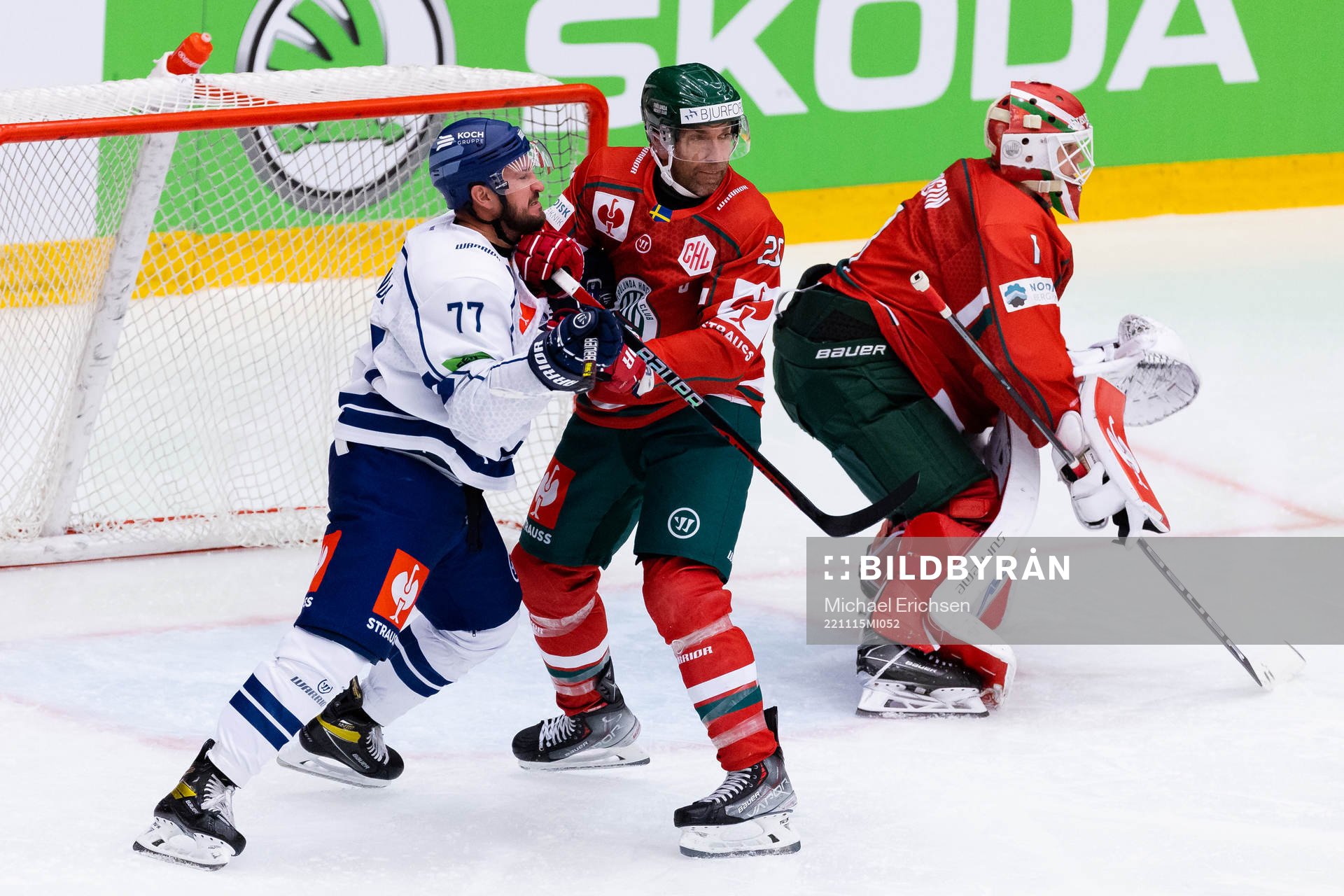 Travis Turnbull of Straubing Tigers and Joel Lundqvist of