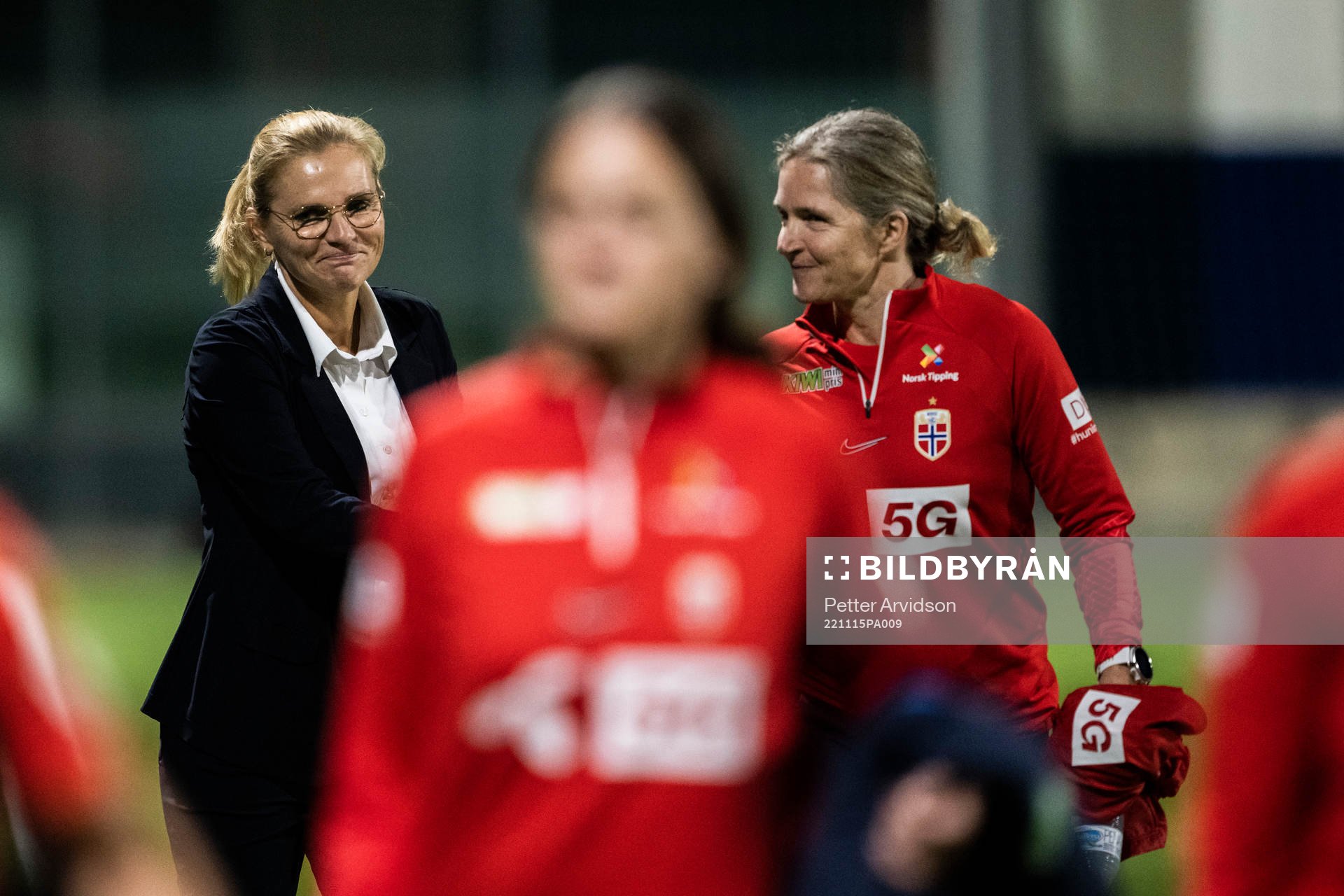Head coach Sarina Wiegman of England and Head coach Hege