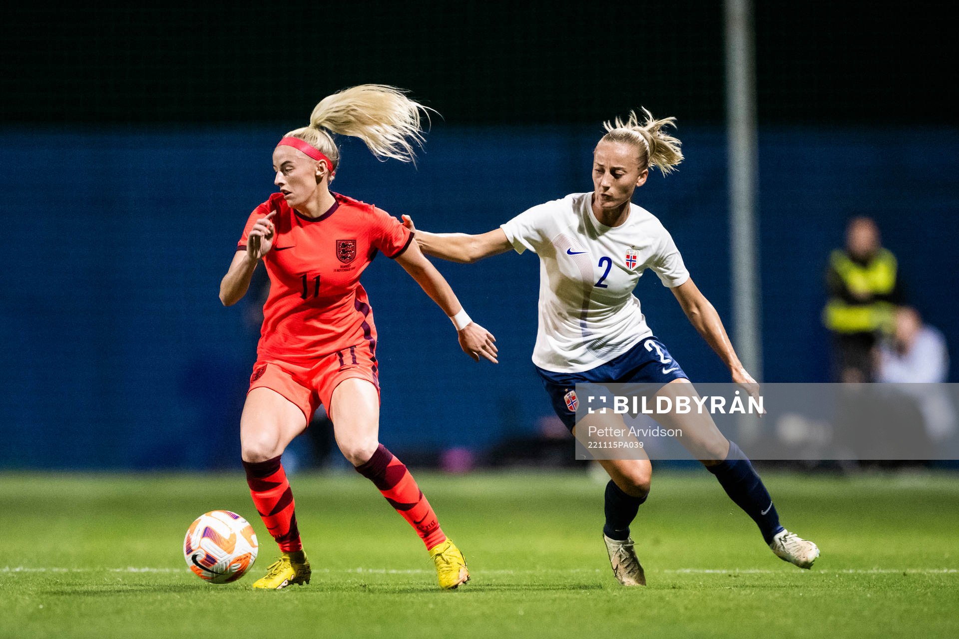 Chloe Kelly of England and Anja Sønstevold of Norway