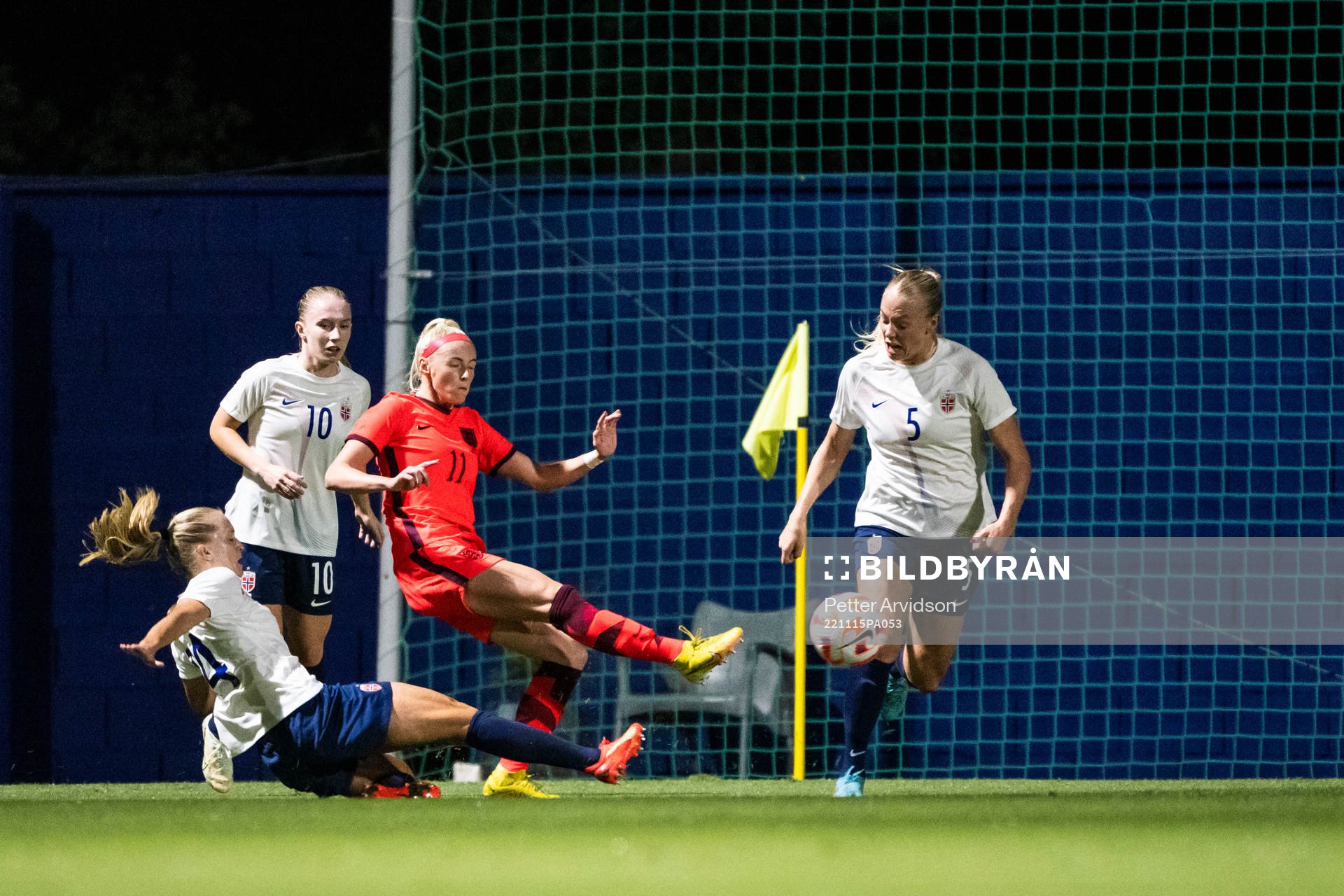 Chloe Kelly of England against Amalie Eikeland, Thea Bjelde