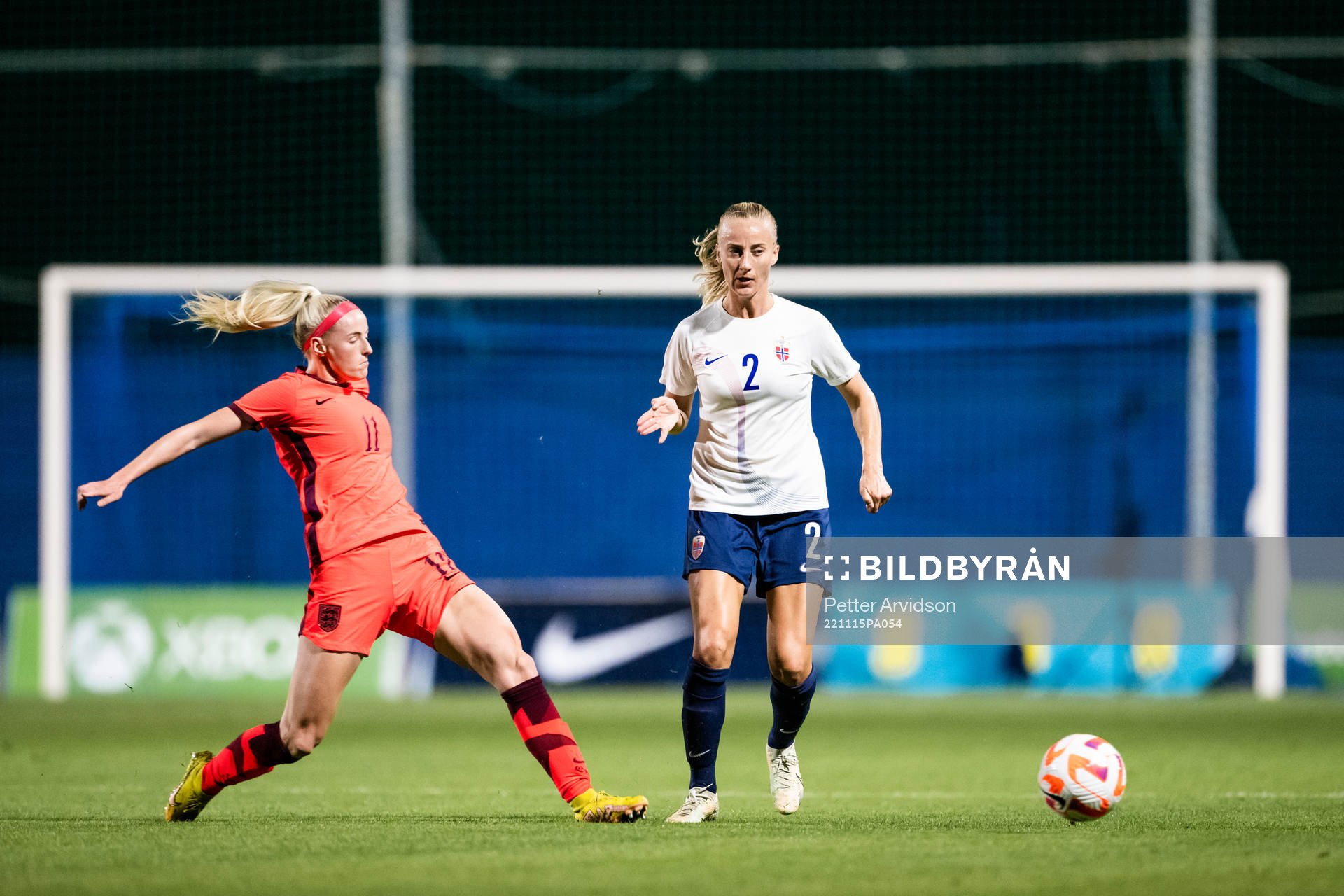 Chloe Kelly of England and Anja Sønstevold of Norway