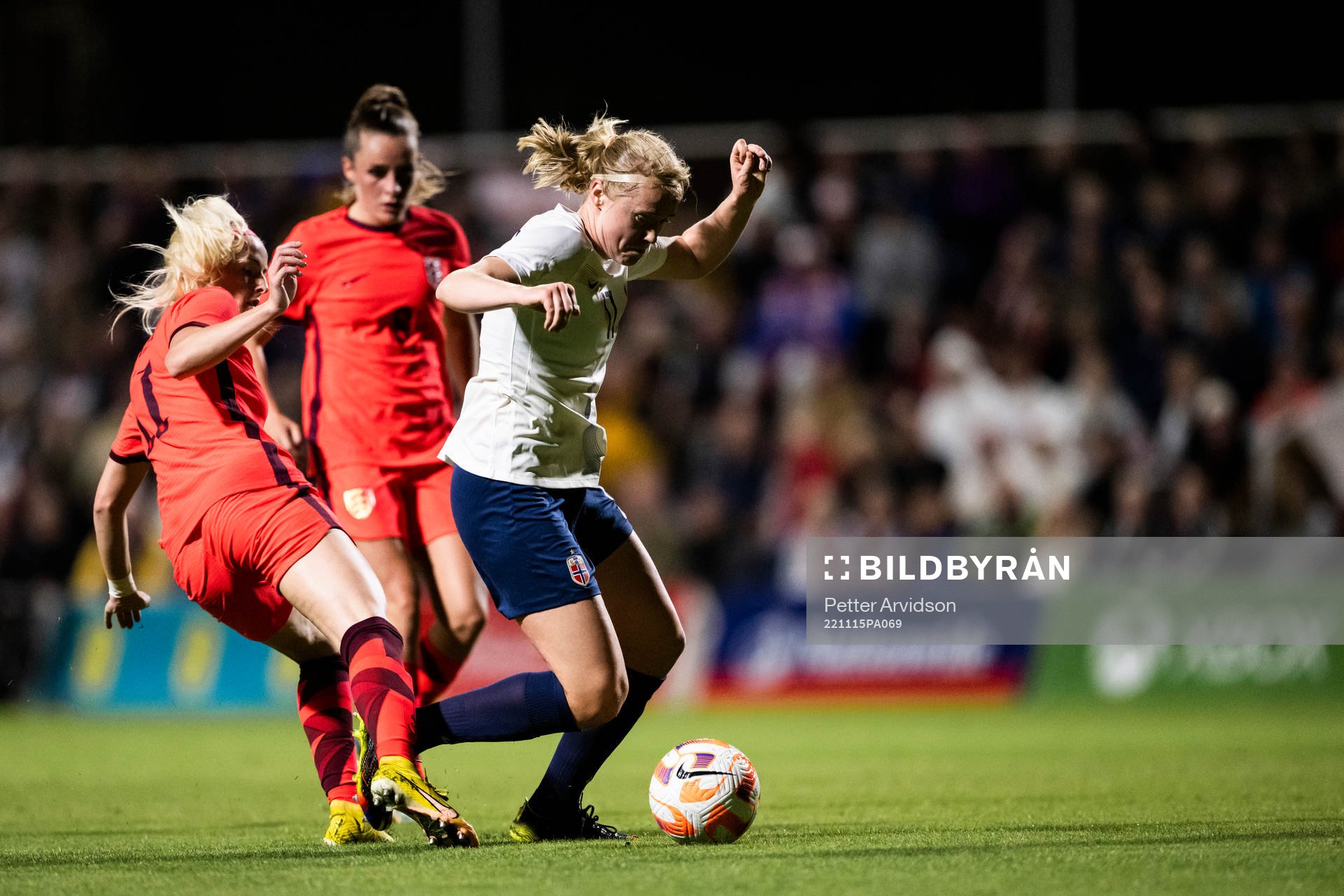 Chloe Kelly of England and Julie Blakstad of Norway
