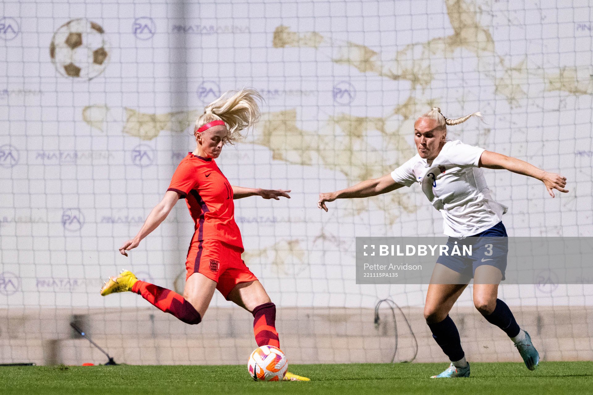 Chloe Kelly of England and Maria Thorisdottir of Norway