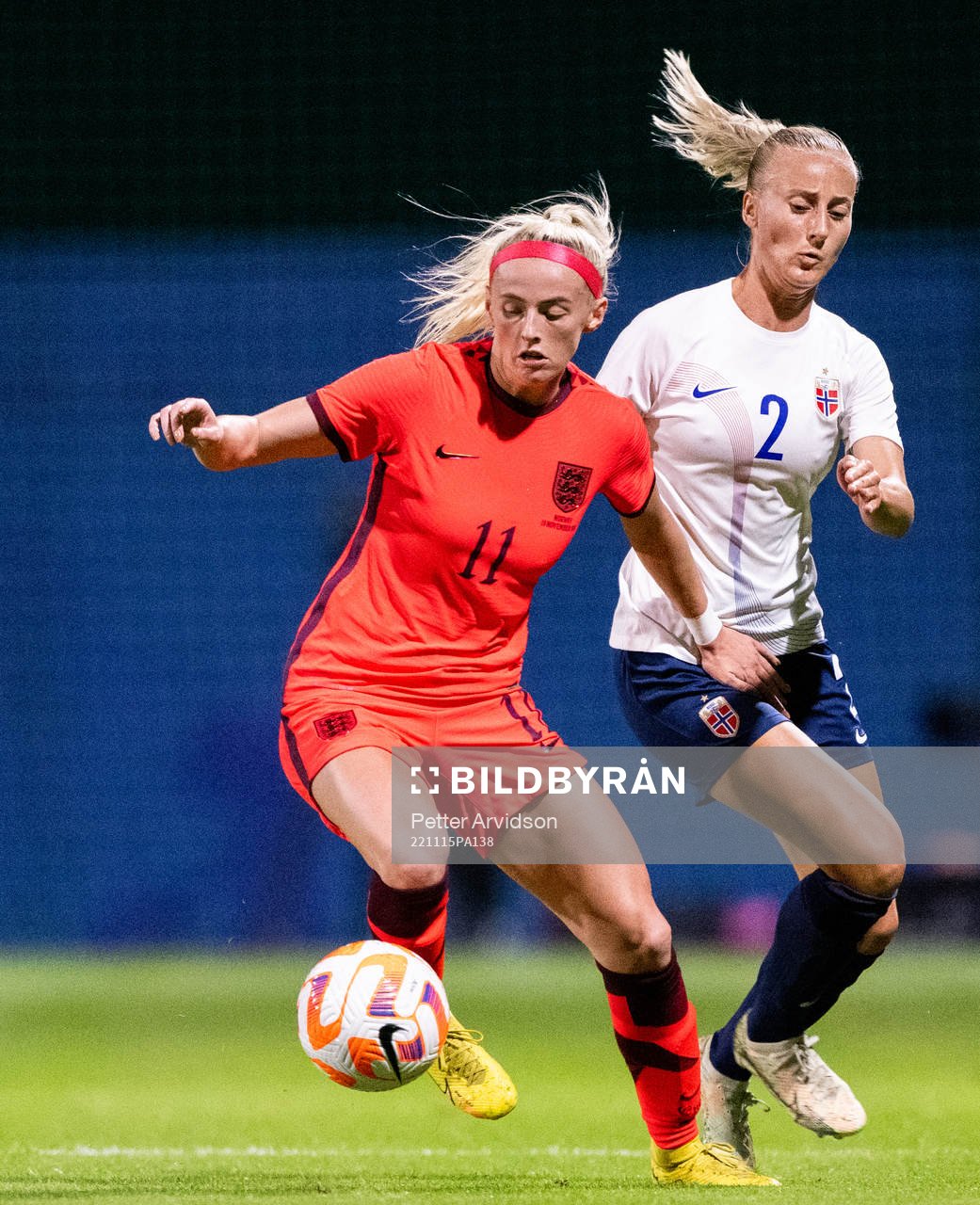 Anja Sønstevold of Norway and Chloe Kelly of England