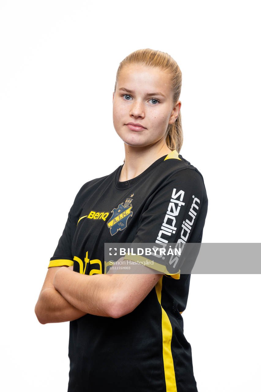 Sara Frigren poserar för porträtt i samband med att hon presenterats som nyförvärv av AIK den 15 november 2022 i Stockholm. 