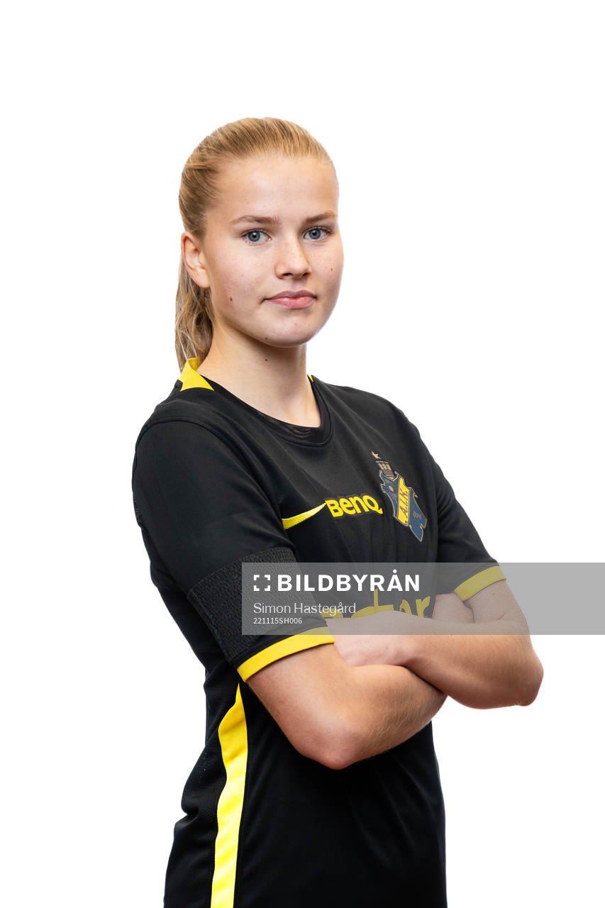 Sara Frigren poserar för porträtt i samband med att hon presenterats som nyförvärv av AIK den 15 november 2022 i Stockholm. 