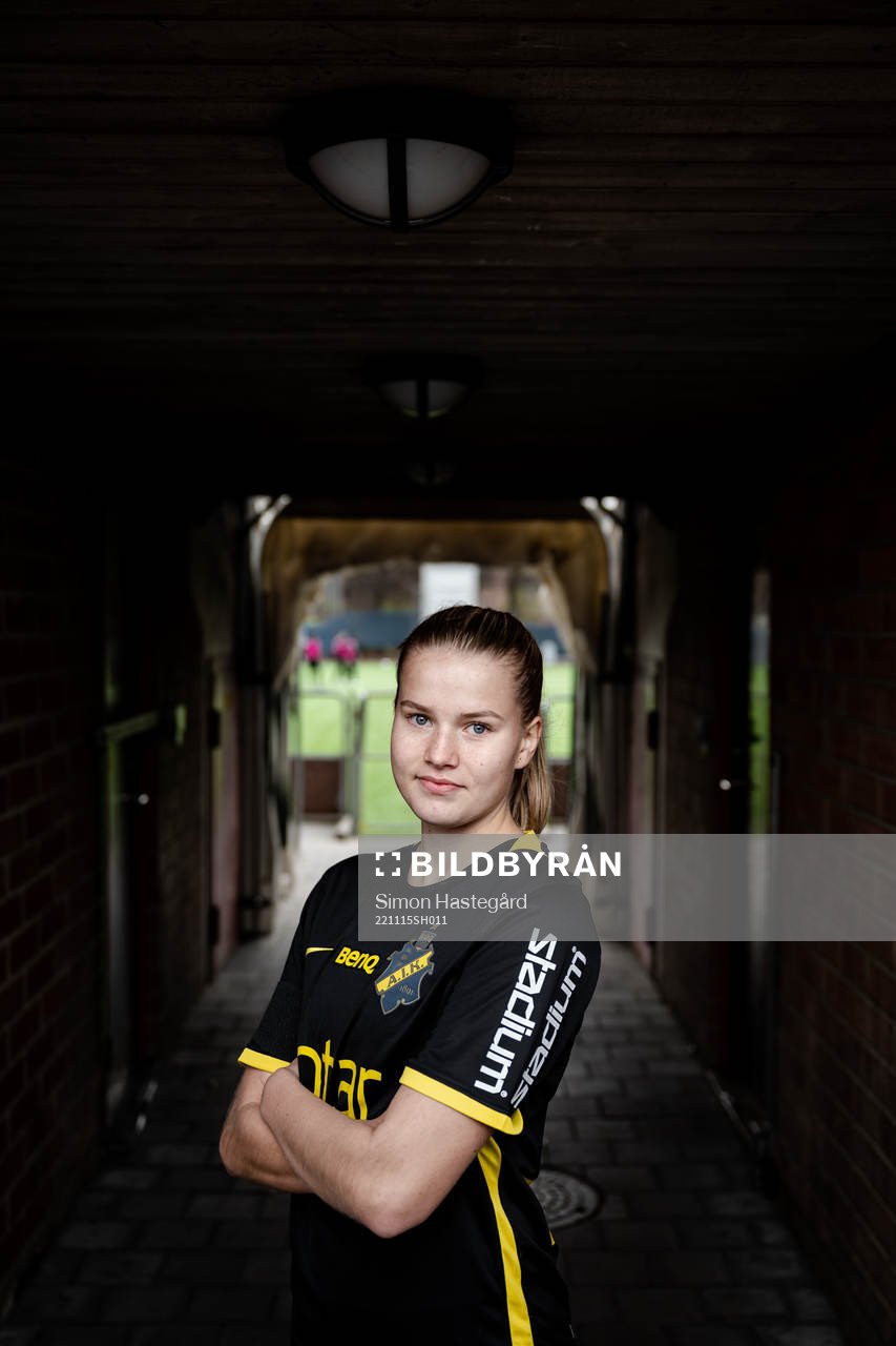 Sara Frigren poserar för porträtt i samband med att hon presenterats som nyförvärv av AIK den 15 november 2022 i Stockholm. 