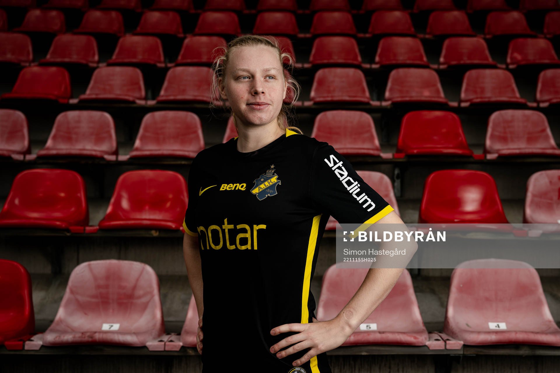 Sofia Parkner poserar för porträtt i samband med att hon presenterats som nyförvärv av AIK den 15 november 2022 i Stockholm. 