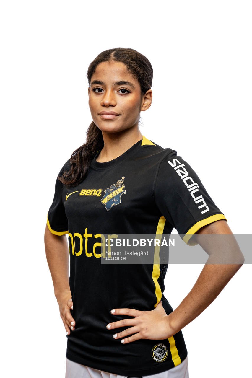 Mercy Söderling poserar för porträtt i samband med att hon presenterats som nyförvärv av AIK den 15 november 2022 i Stockholm. 