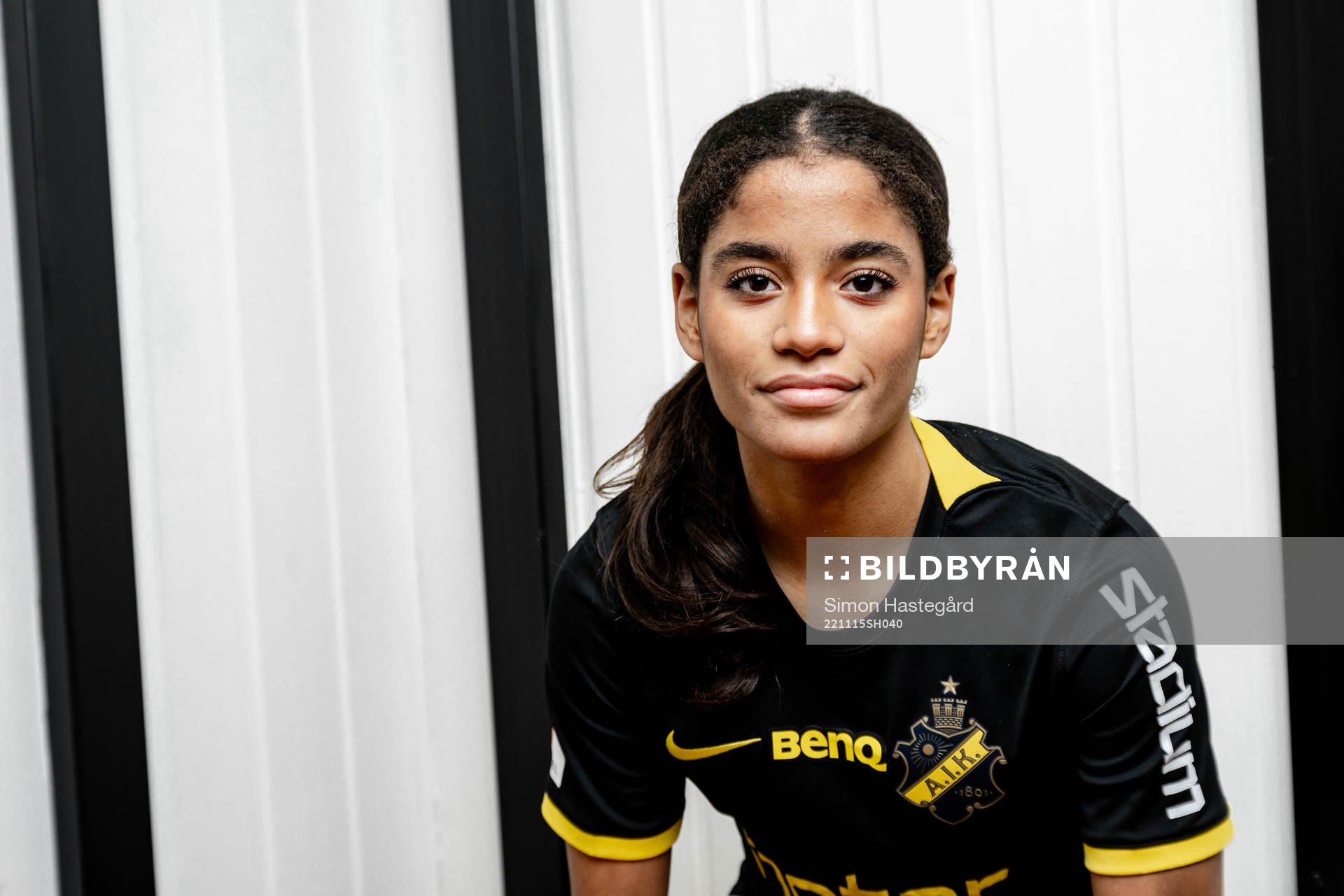 Mercy Söderling poserar för porträtt i samband med att hon presenterats som nyförvärv av AIK den 15 november 2022 i Stockholm. 