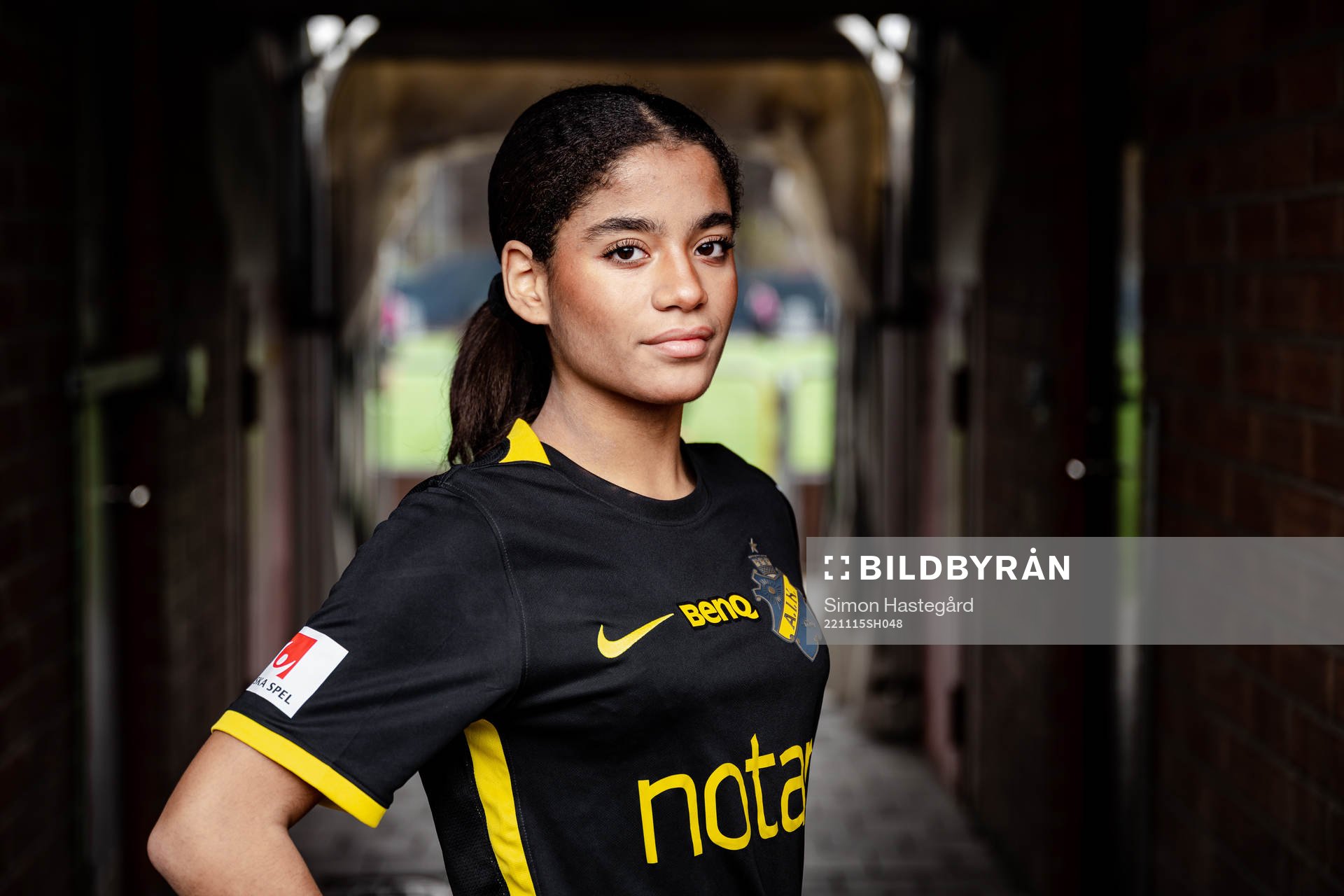 Mercy Söderling poserar för porträtt i samband med att hon presenterats som nyförvärv av AIK den 15 november 2022 i Stockholm. 