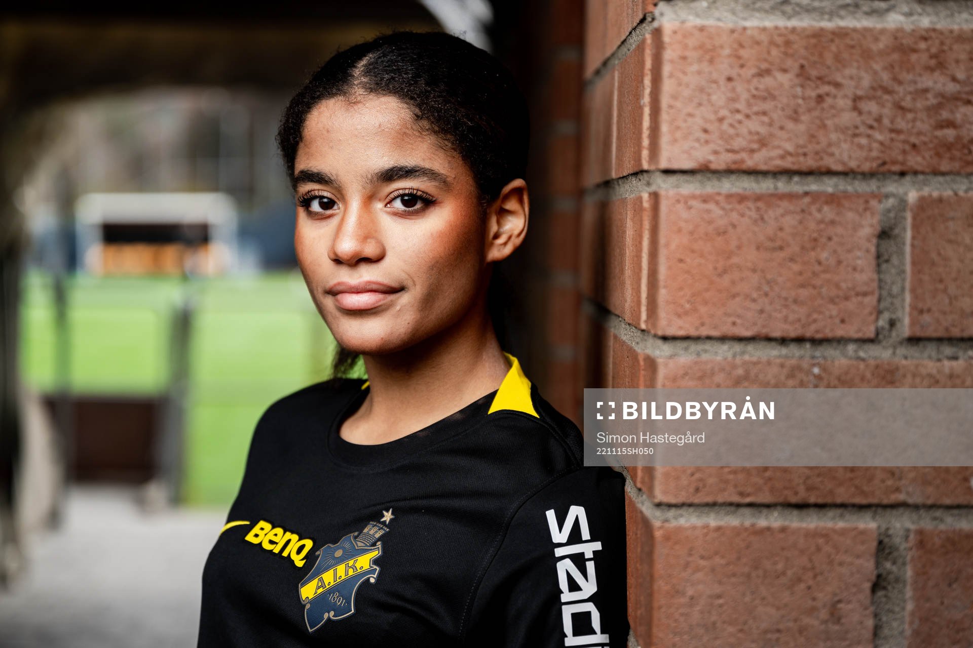 Mercy Söderling poserar för porträtt i samband med att hon presenterats som nyförvärv av AIK den 15 november 2022 i Stockholm. 