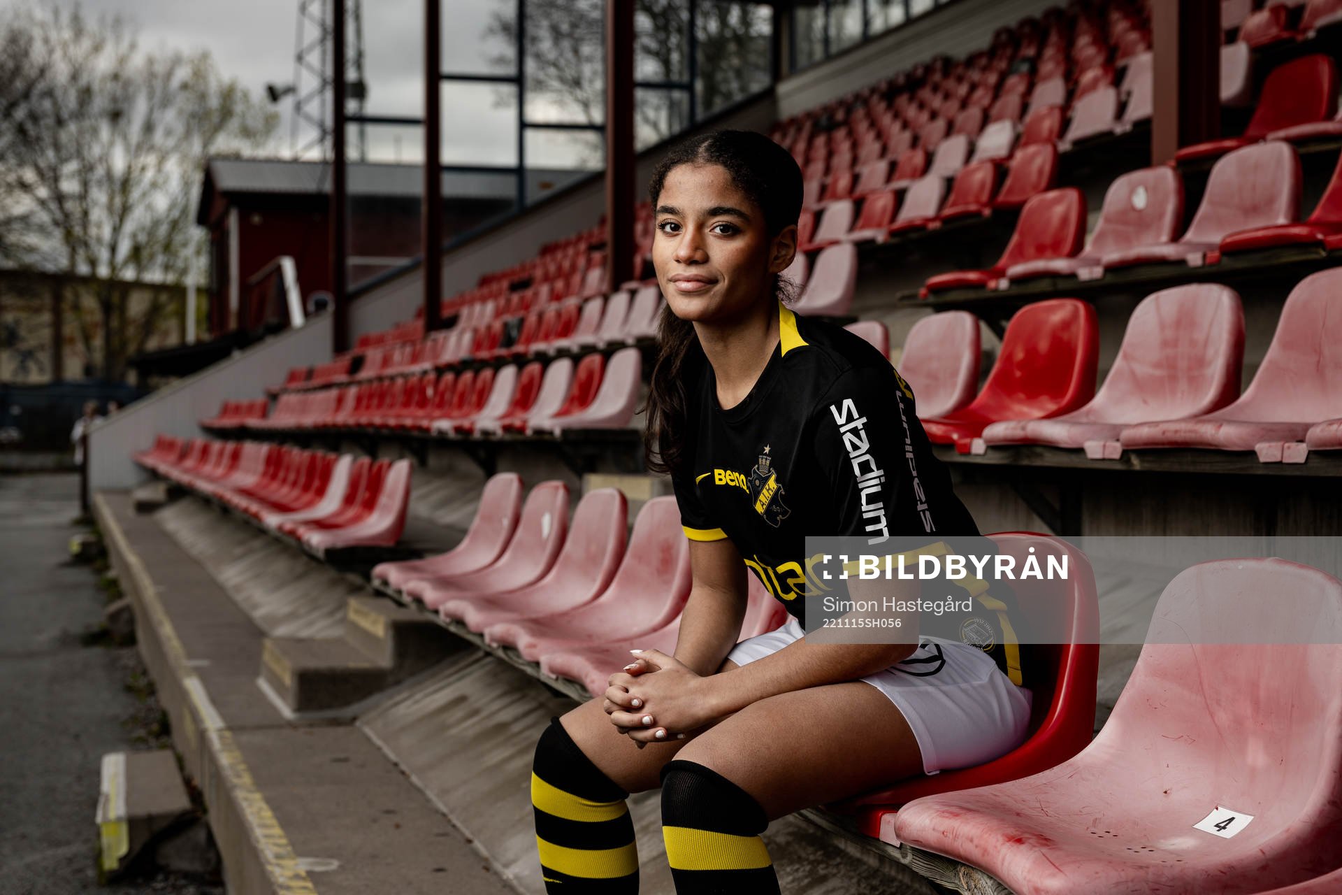Mercy Söderling poserar för porträtt i samband med att hon presenterats som nyförvärv av AIK den 15 november 2022 i Stockholm. 