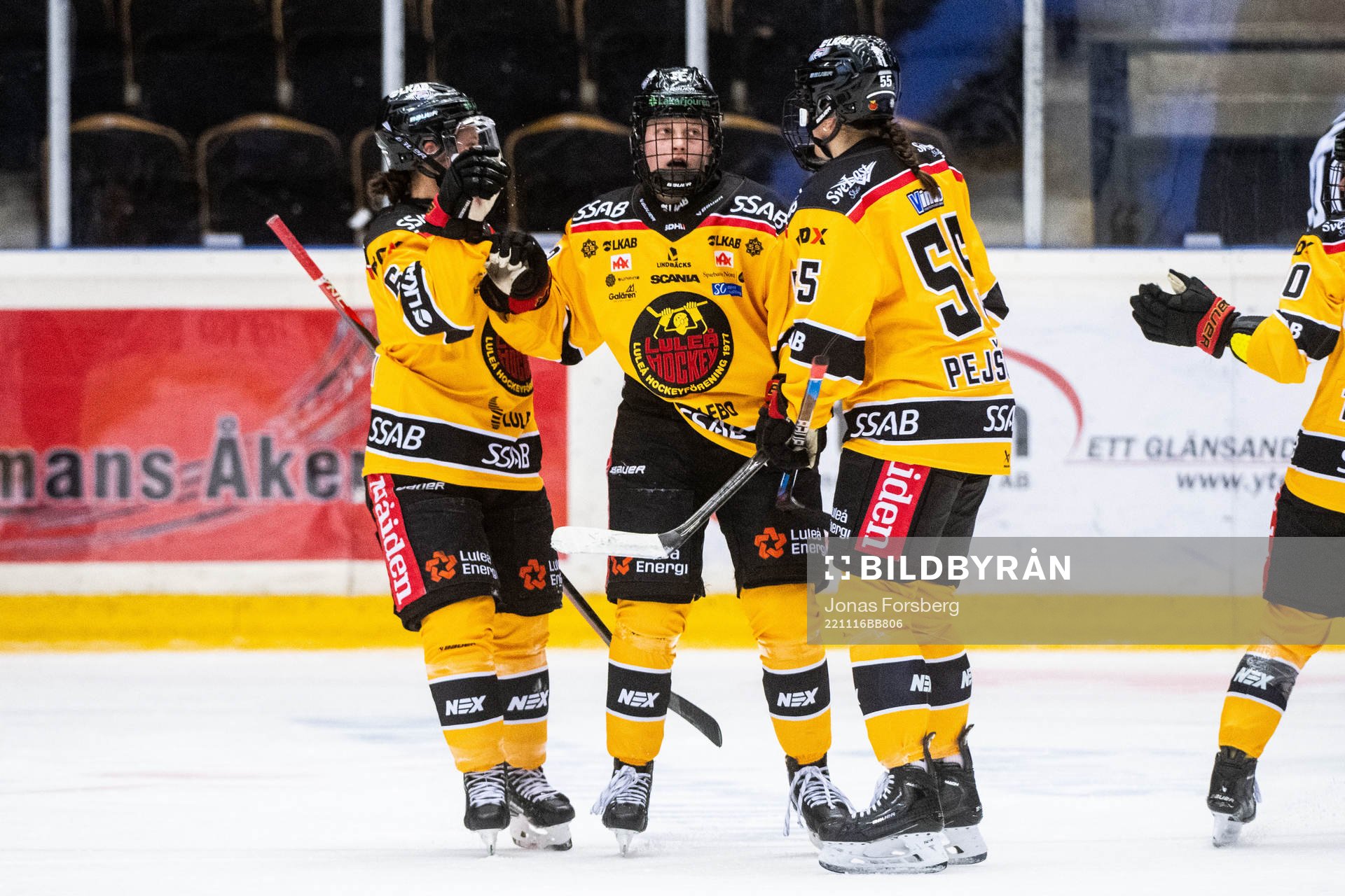 Luleås Viivi Vainikka jublar med lagkamrater