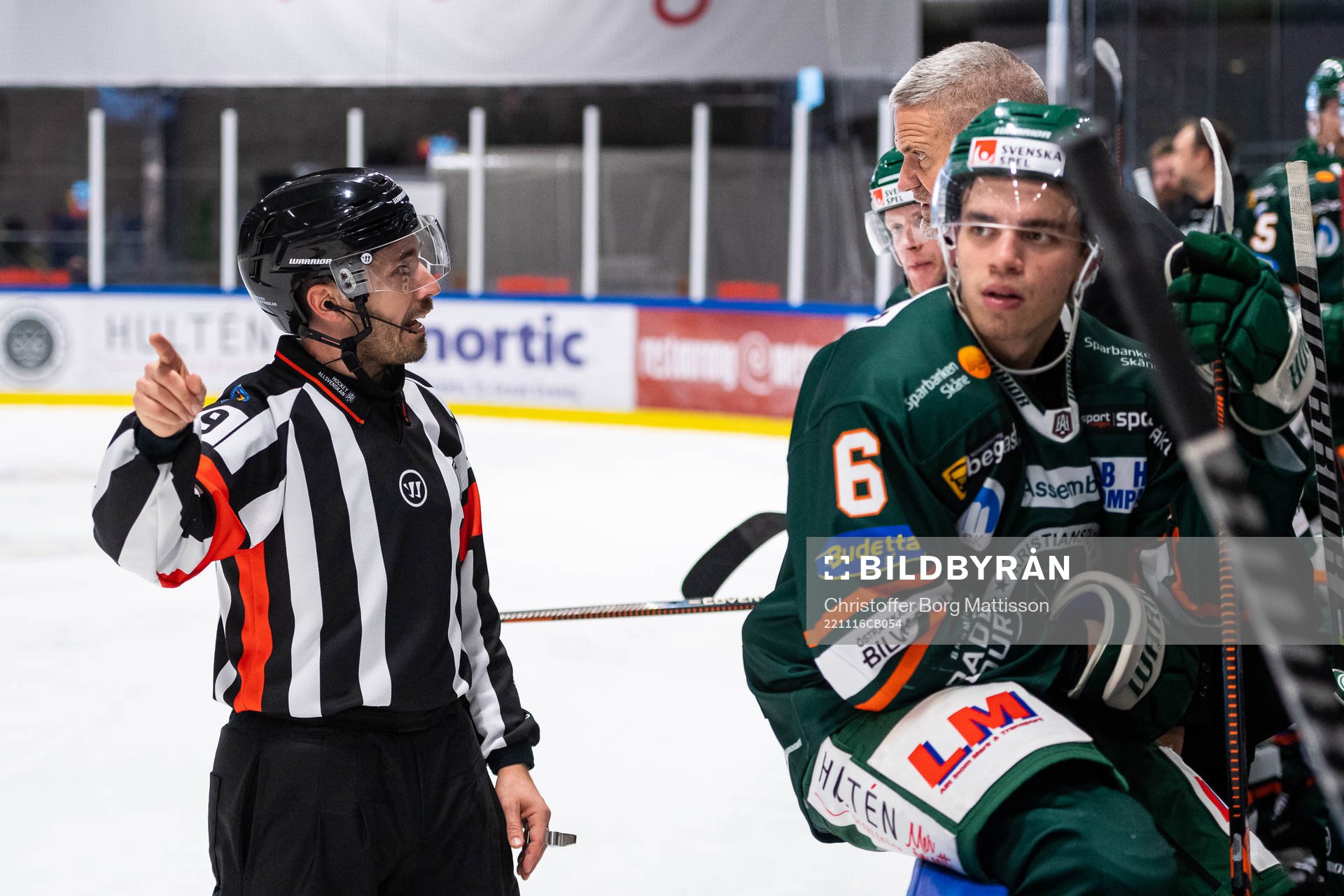 Domare Mattias Enroth och Kristianstads tränare Mikael Gath