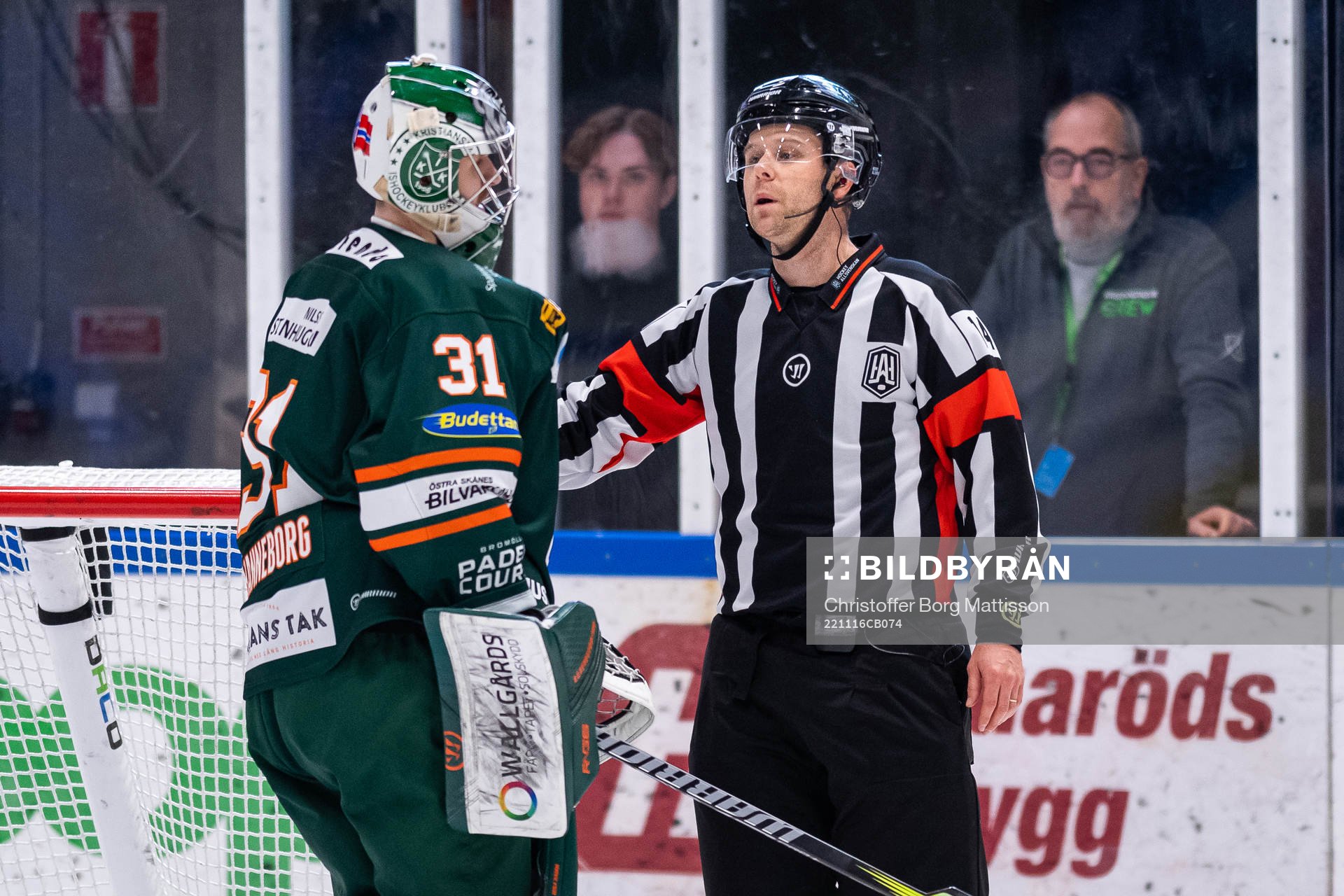 Kristianstads målvakt Jörgen Hanneborg i samtal med
