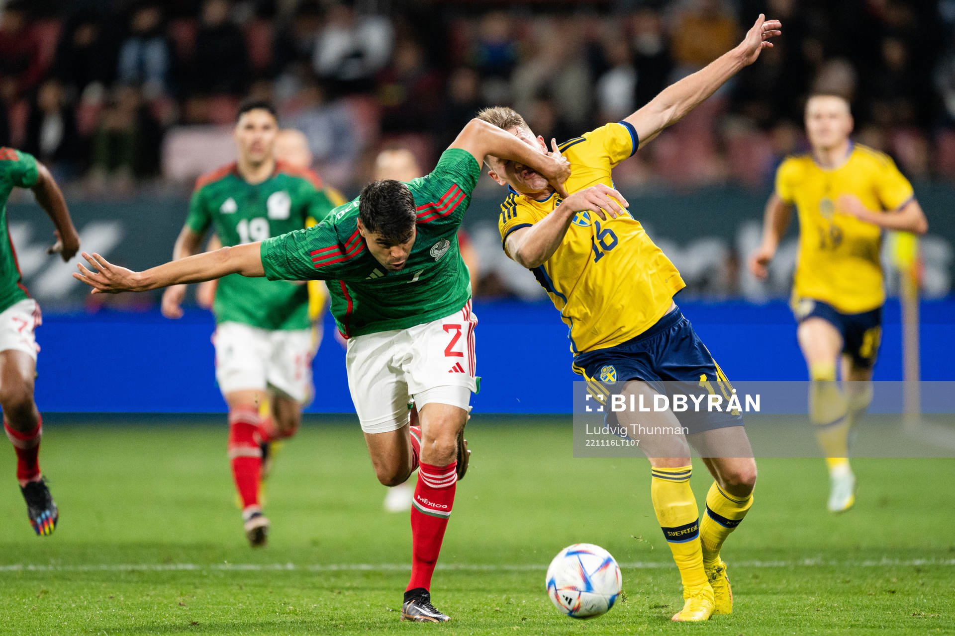 Nestor Araujo of Mexico and Viktor Gyökeres of Sweden