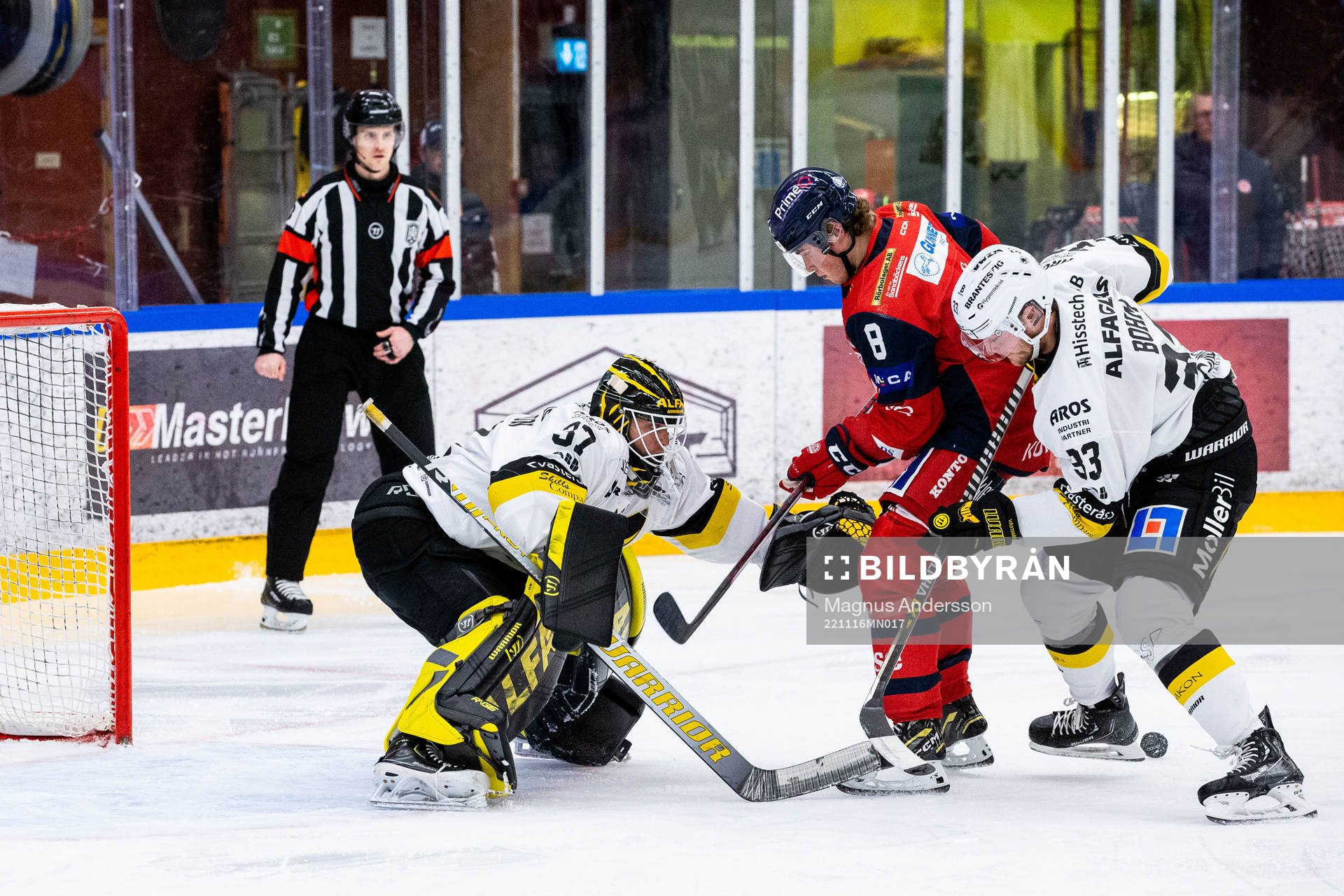 Västerviks William Wiå mot Västerås målvakt Johan
