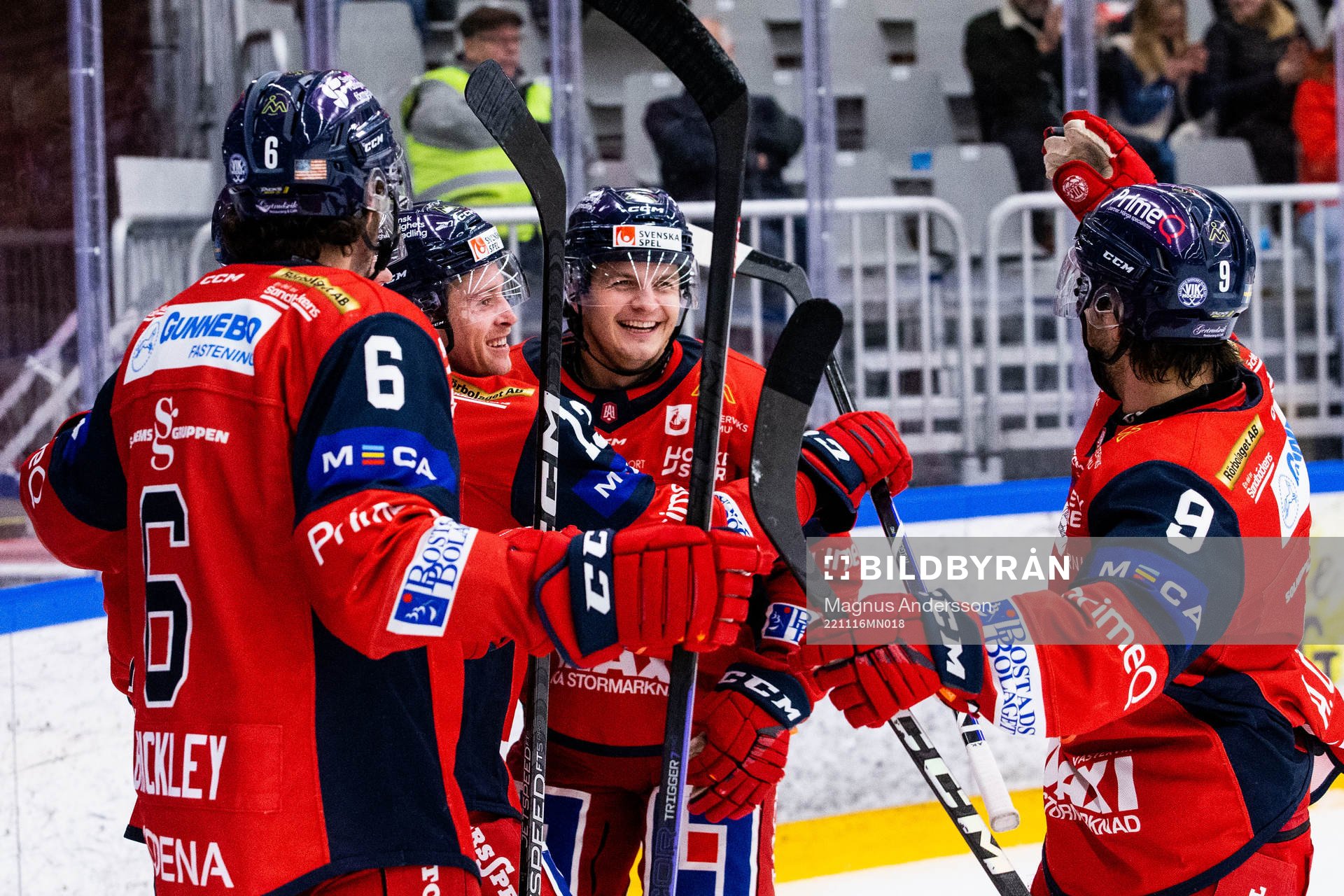 Västerviks Grayson Pawlenchuk jublar med lagkamrater