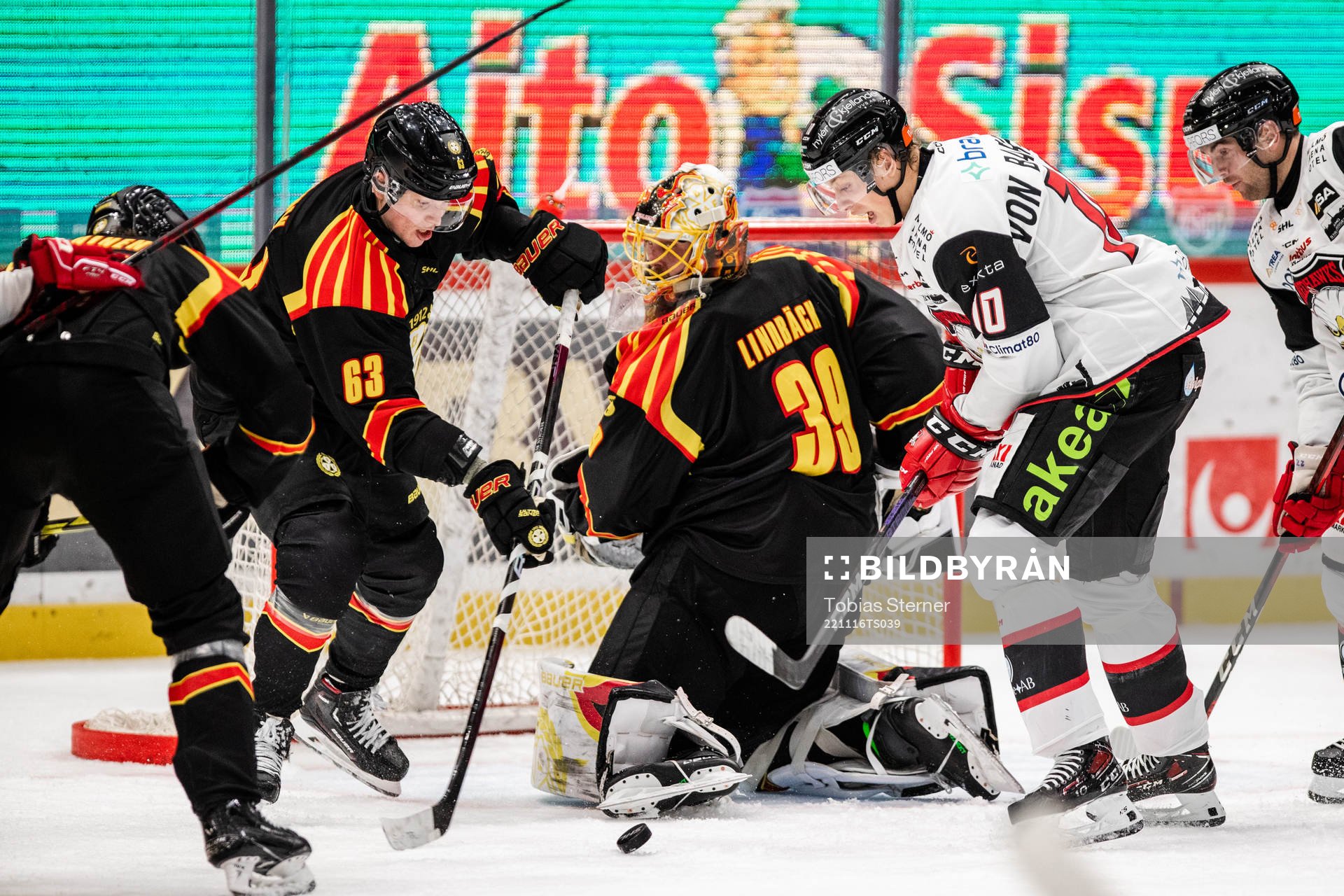 Brynäs Julius Bergman, målvakt Anders Lindbäck och