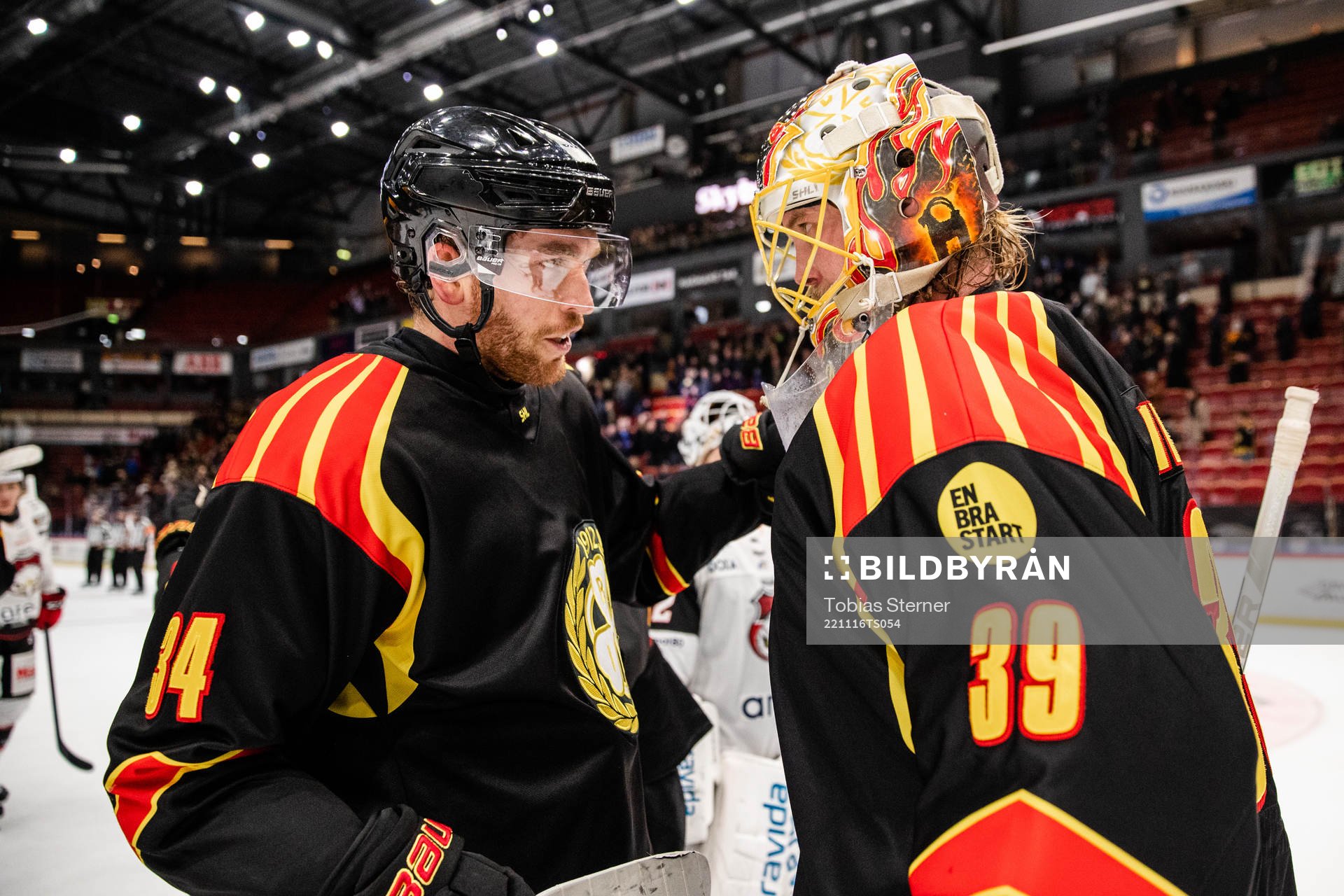 Brynäs Oscar Eklind och målvakt Anders Lindbäck jublar