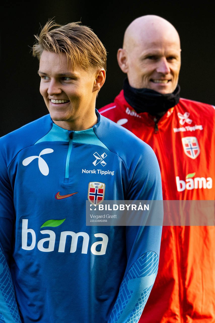 Martin Ødegaard and Ståle Solbakken, head coach of the