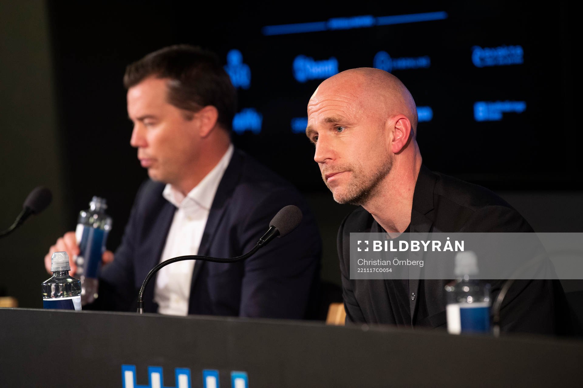 Sportdirektör Daniel Andersson presenterar Henrik