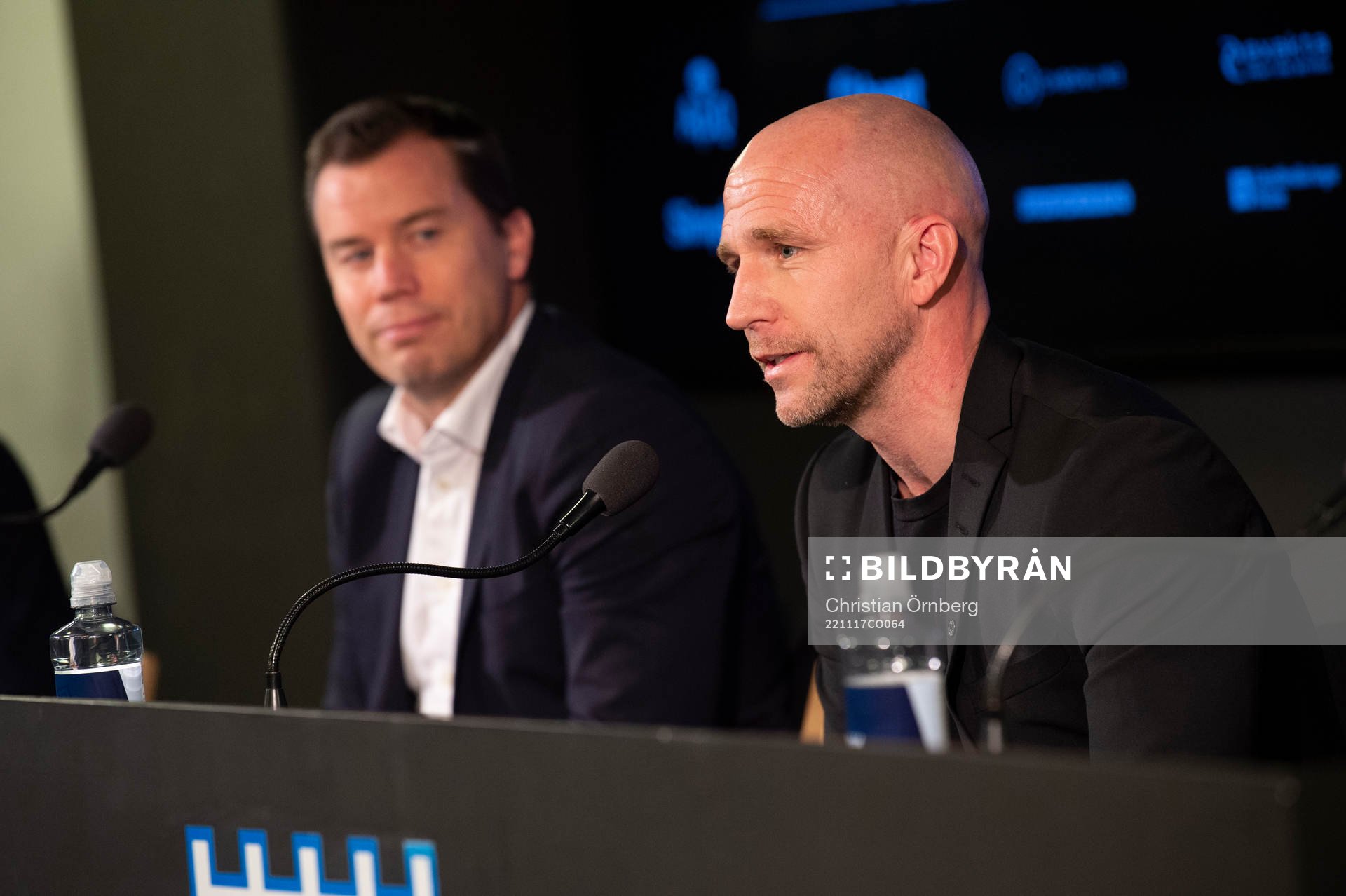Sportdirektör Daniel Andersson presenterar Henrik
