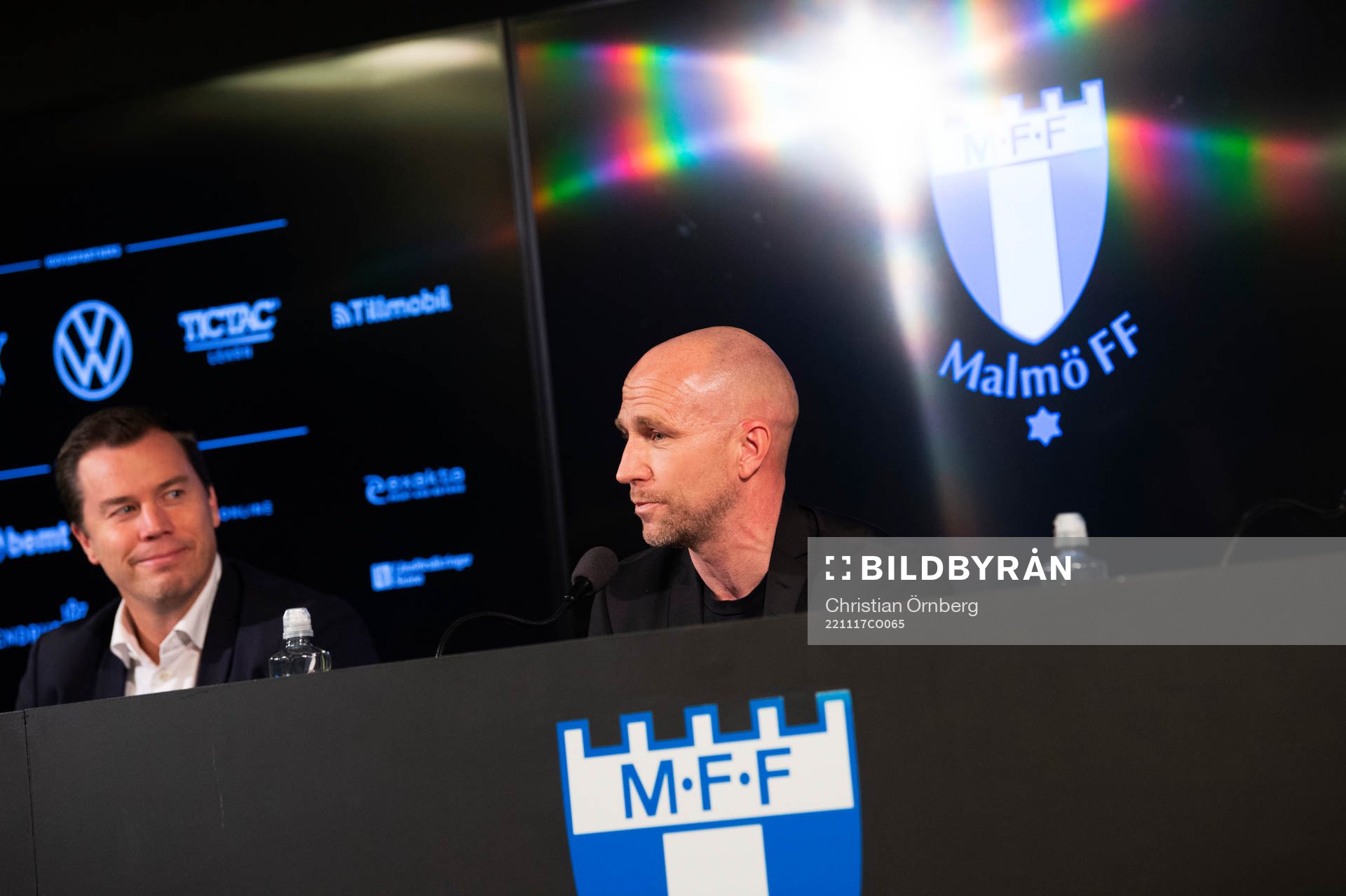 Sportdirektör Daniel Andersson presenterar Henrik