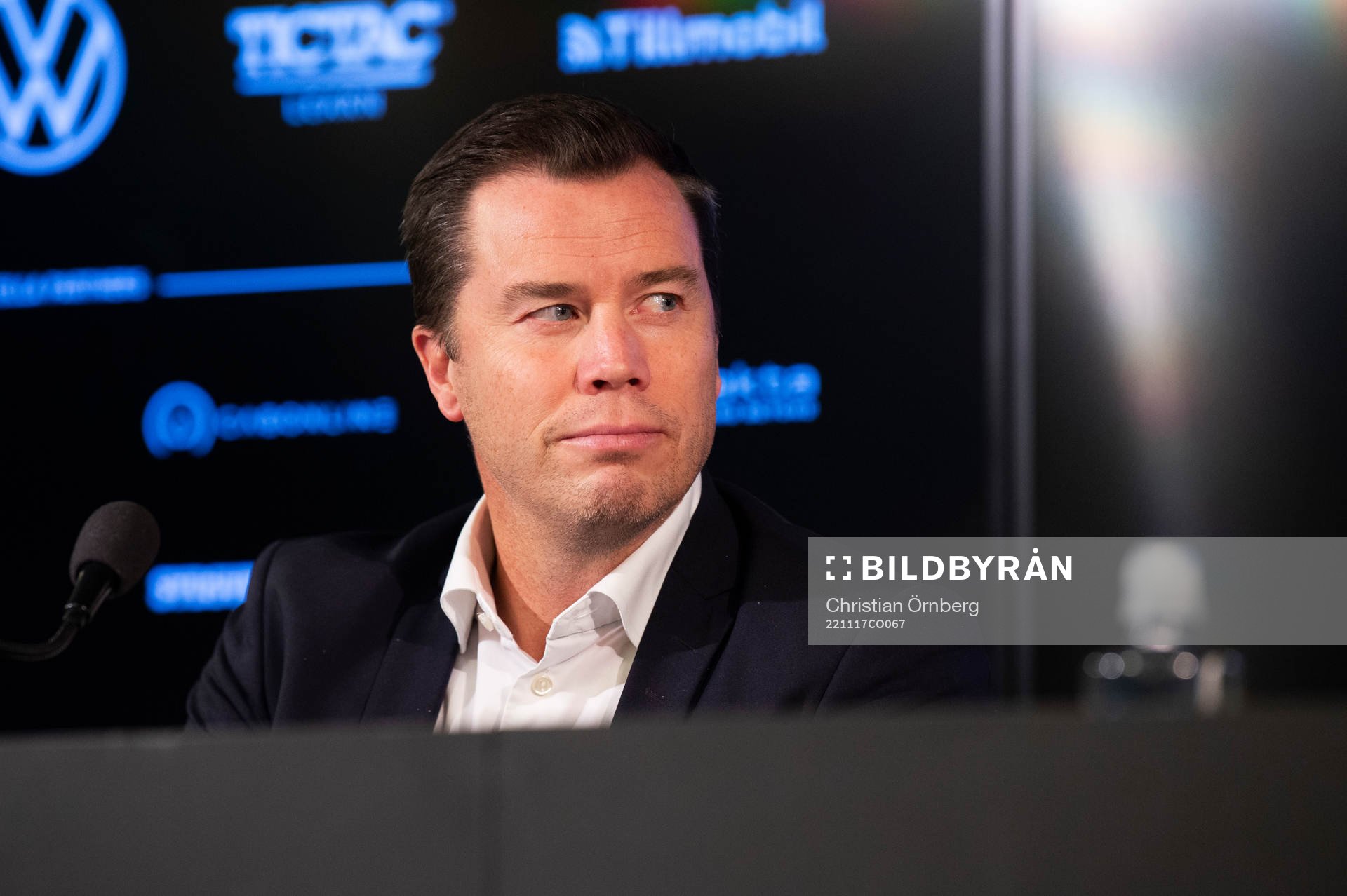 Sportdirektör Daniel Andersson presenterar Henrik
