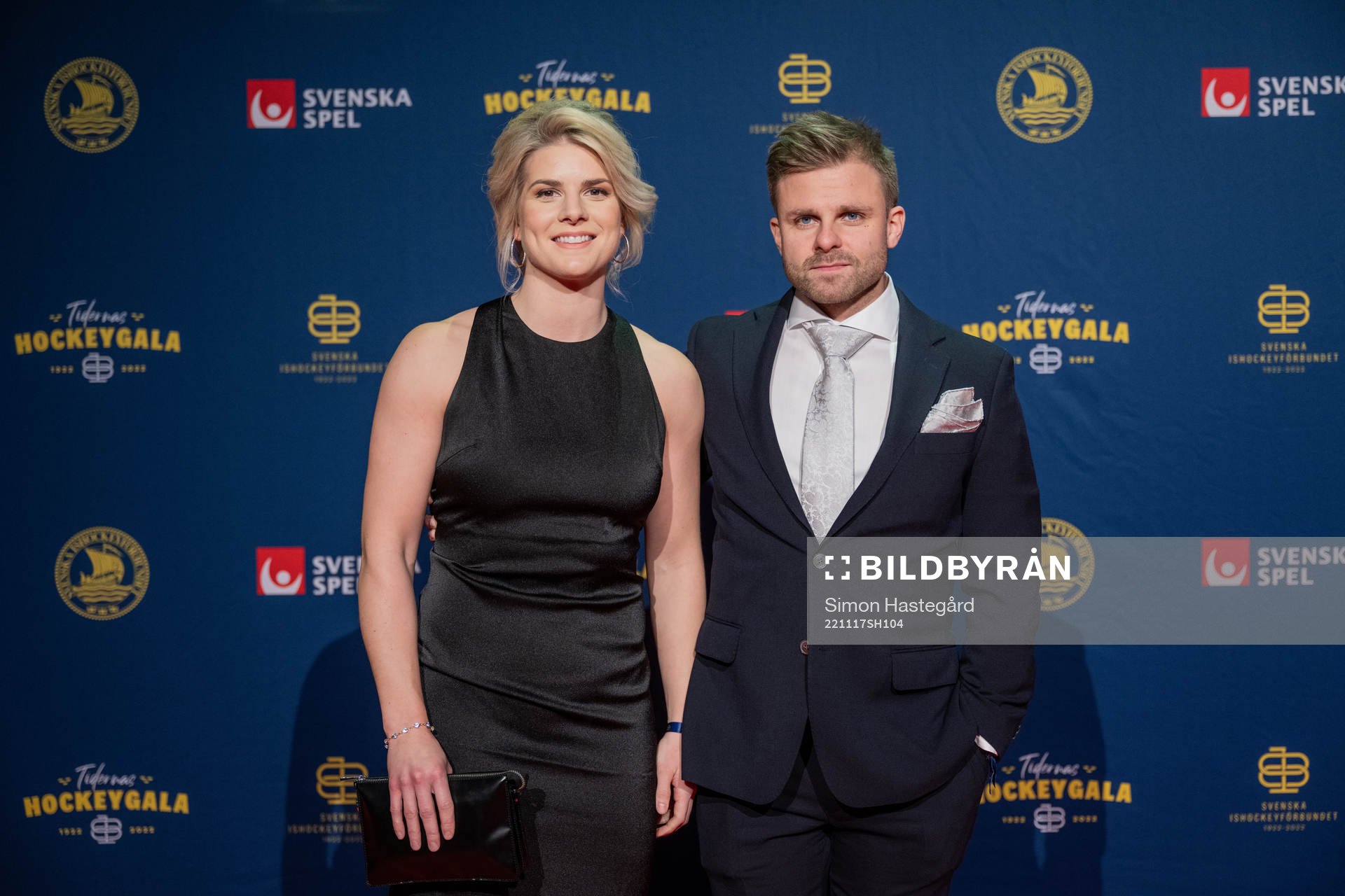 Emma Nordin med sitt sällskap Mikael Edlund på röda