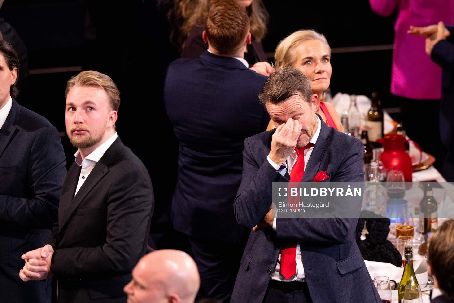 Charles Berglund i tårar när Börje Salming (ej i bild)